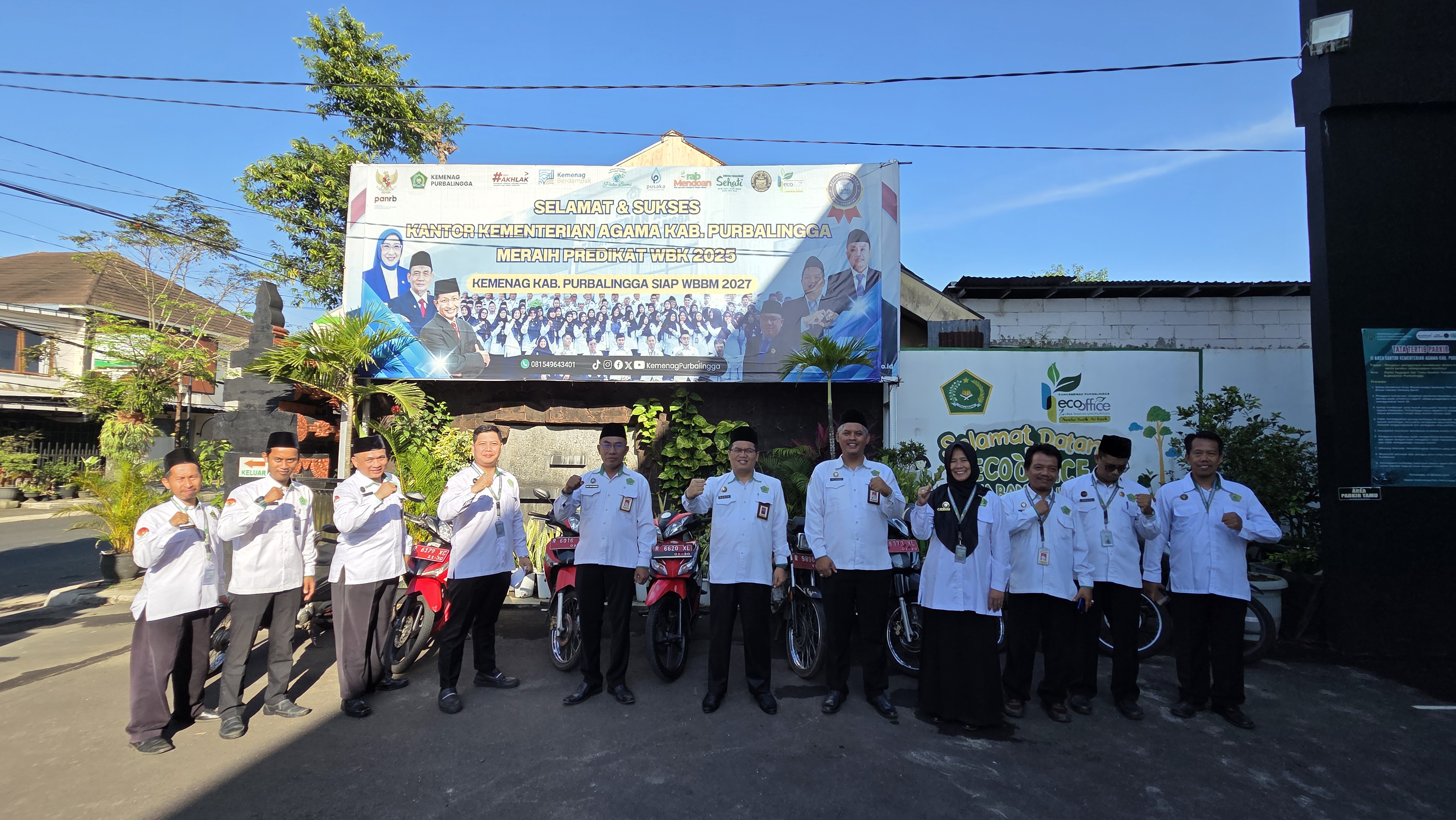 Kepala Kankemenag Purbalingga bersama Pengelola BMN memeriksa kendaraan dinas yang dipakai pegawai