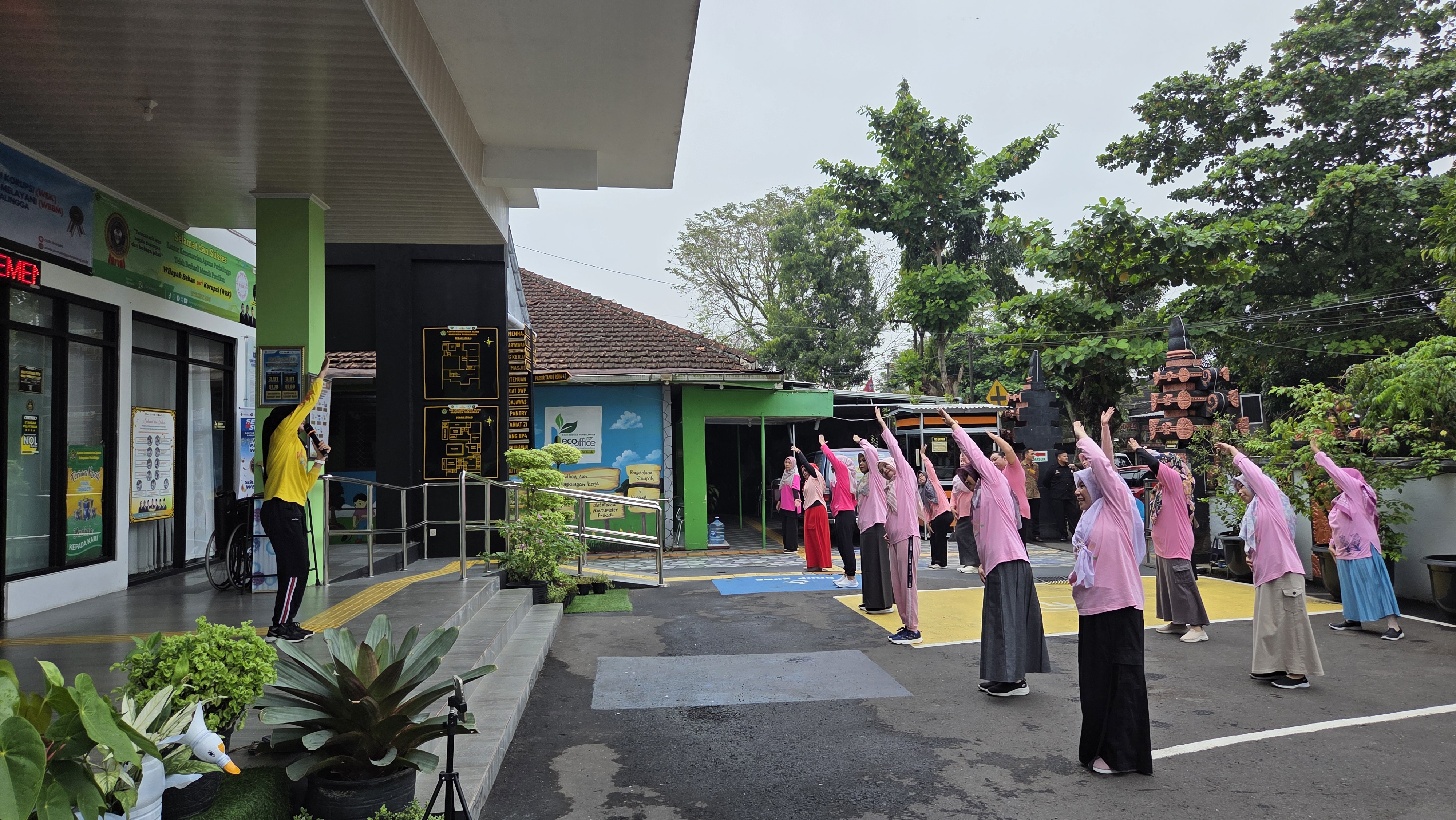 Jumat sehat dan eco office