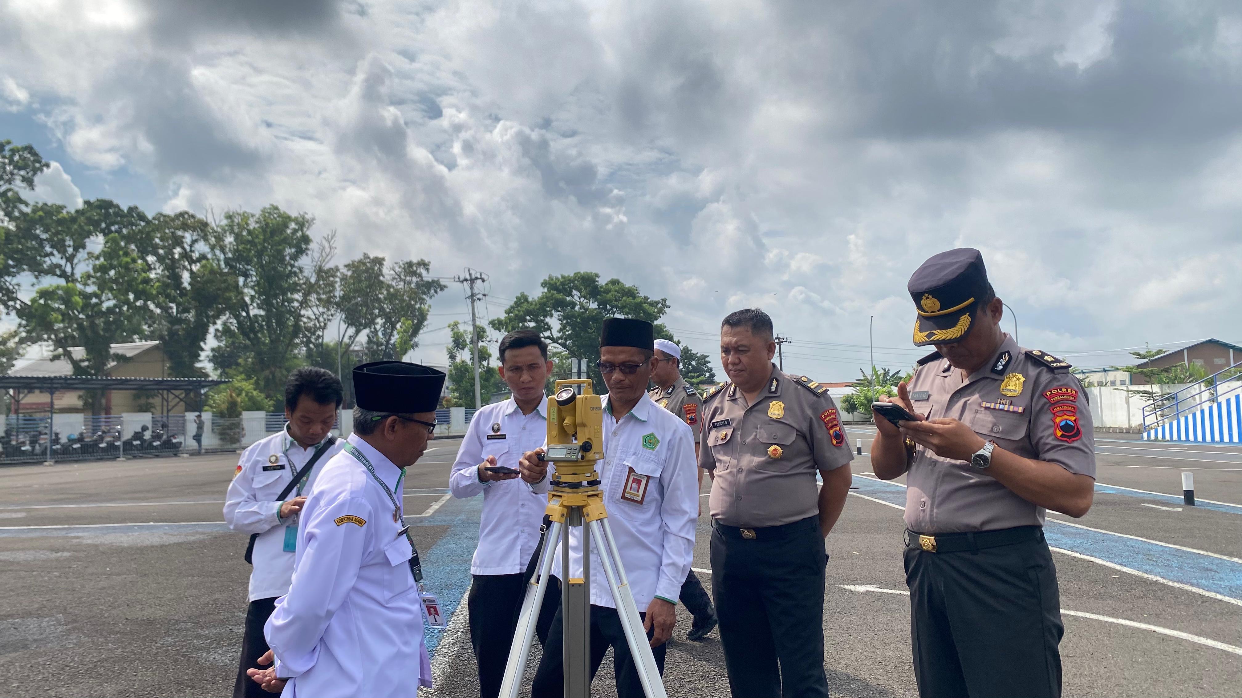 Kankemenag Purbalingga Lakukan Pengukuran Arah Kiblat Lokasi Salat Iduladha di Satpas Polres