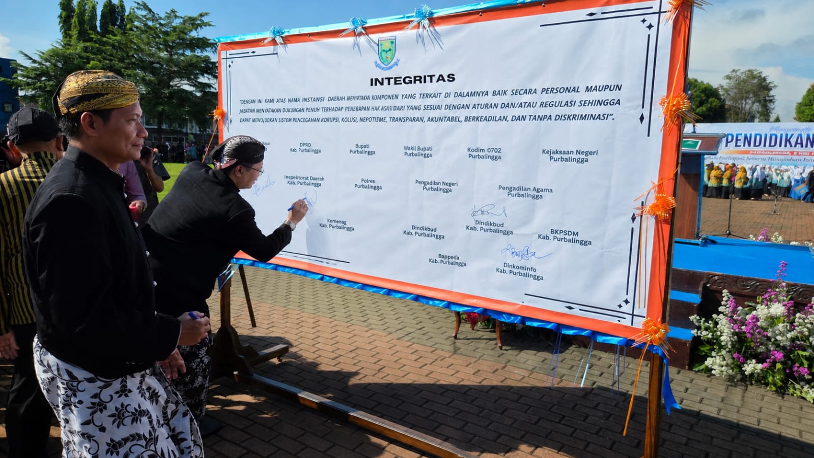 Kakan Kemenag Purbalingga turut tanda tangani pakta integritas di Alun-akun Purbalingga