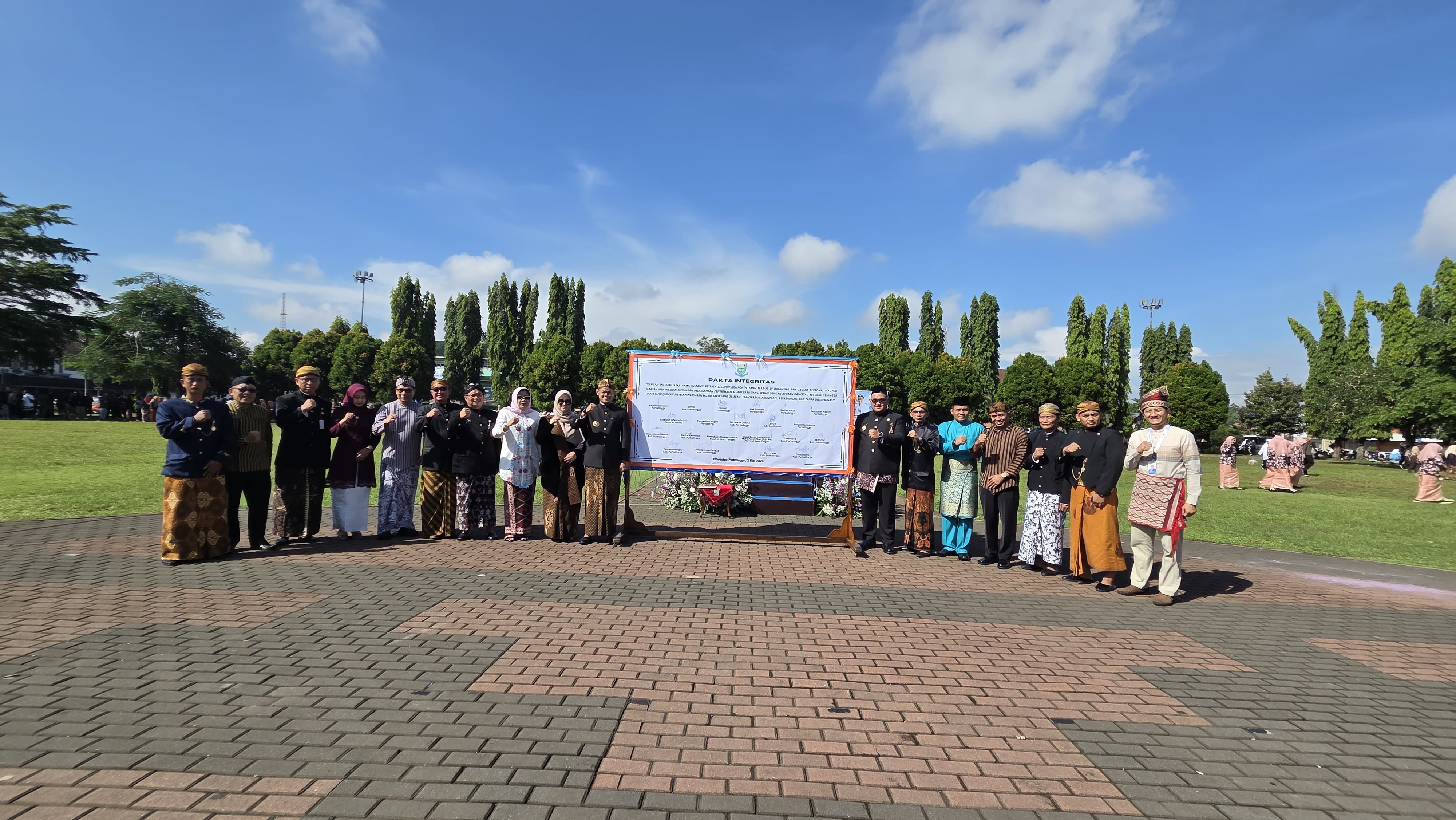 Upacara Hardiknas 2026: Kakan Kemenag Tanda Tangani Pakta Integritas Komitmen Wujudkan PPDB Jujur dan Akuntabel