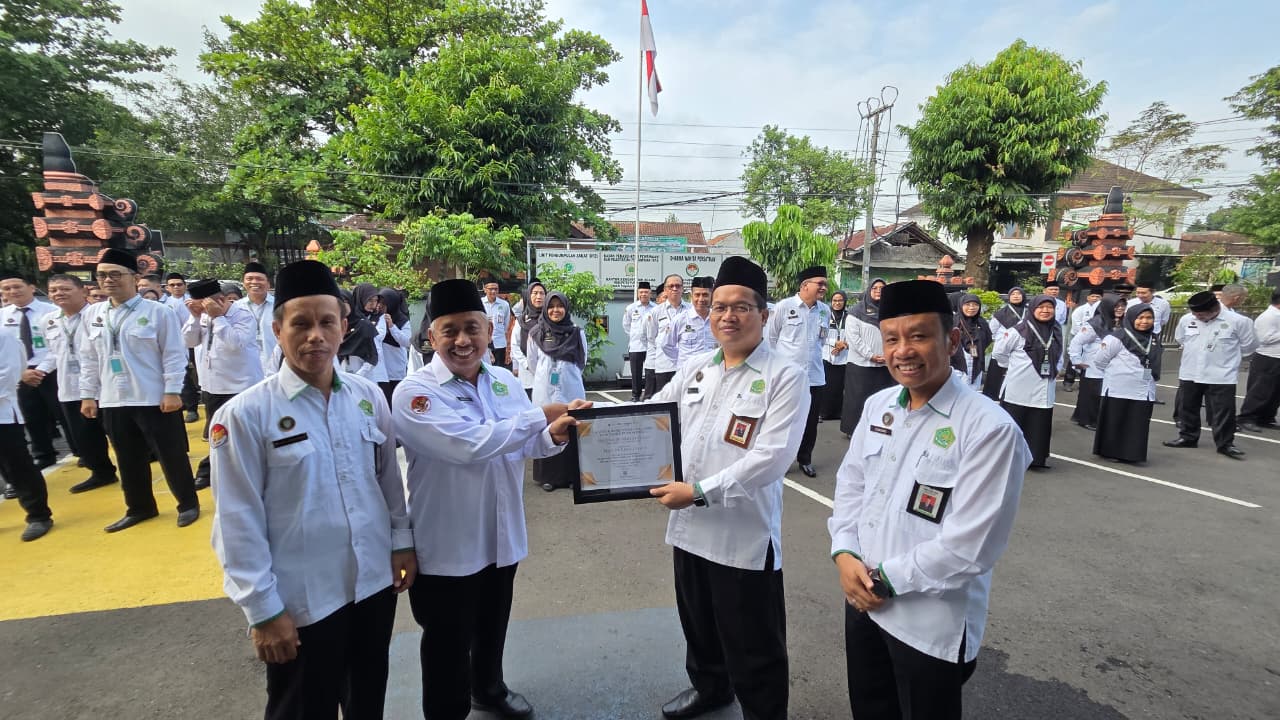 Penyerahan apresiasi kepada Kepala MAN Purbalingga