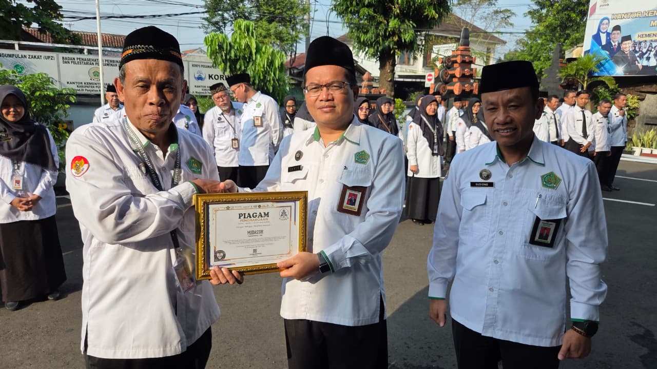 Penyerahan apresiasi kepada purnatugas