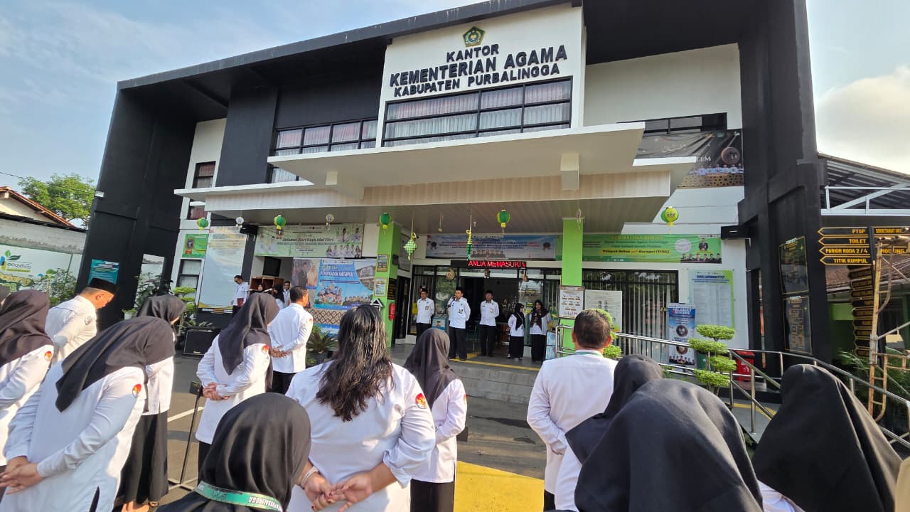 Apel Senin pagi Kankemenag Purbalingga, penyerahan SK Plt Kasubbag TU