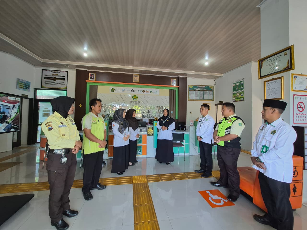 Briefing pagi petugas PTSP Kemenag Purbalingga