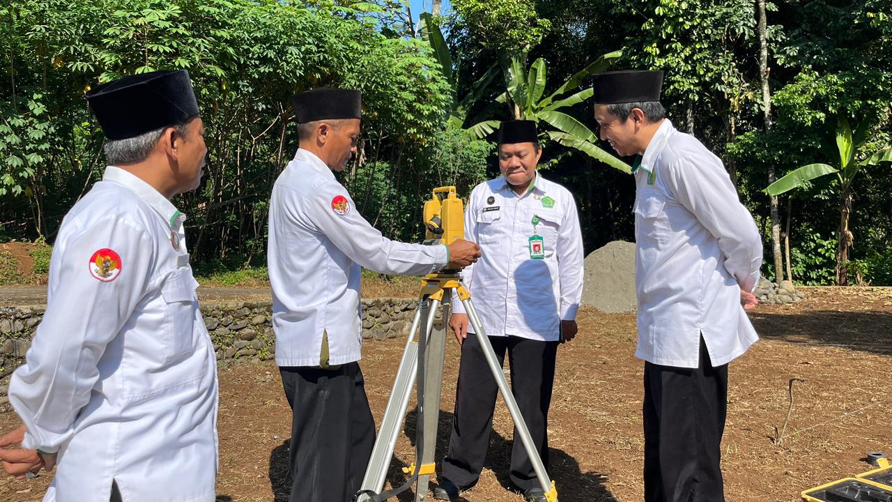 Pengukuran arah kiblat Mushola Darul Falaah, Larangan Pengadegan