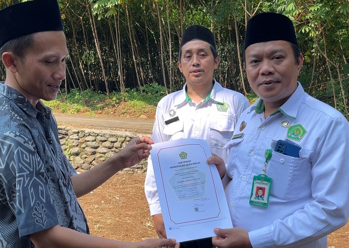 KUA Pengadegan Layani Pengukuran Arah Kiblat Mushola Darul Falaah, Sertifikat Langsung Jadi di Tempat