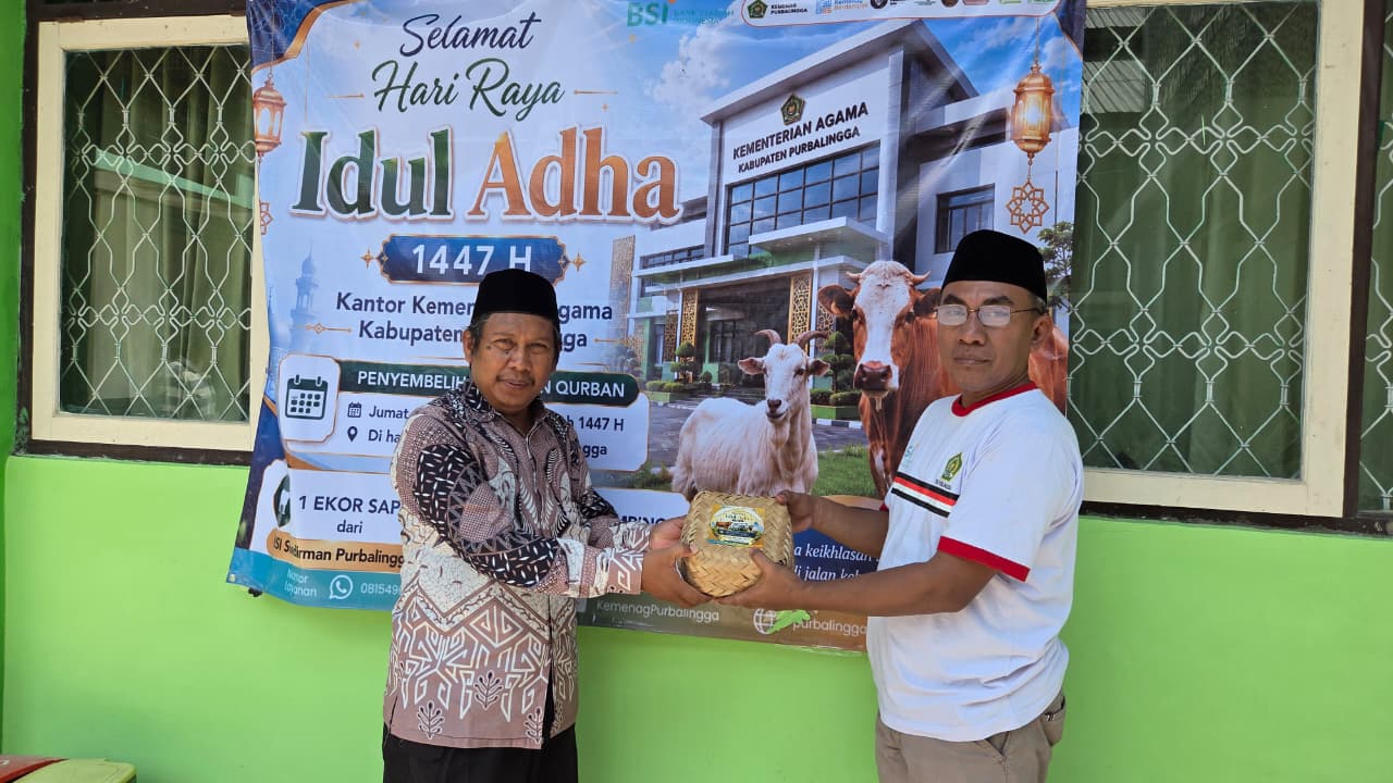 Simbolis penyerahan daging kurban kepada warga sekitar lingkungan Kankemenag Purbalingga