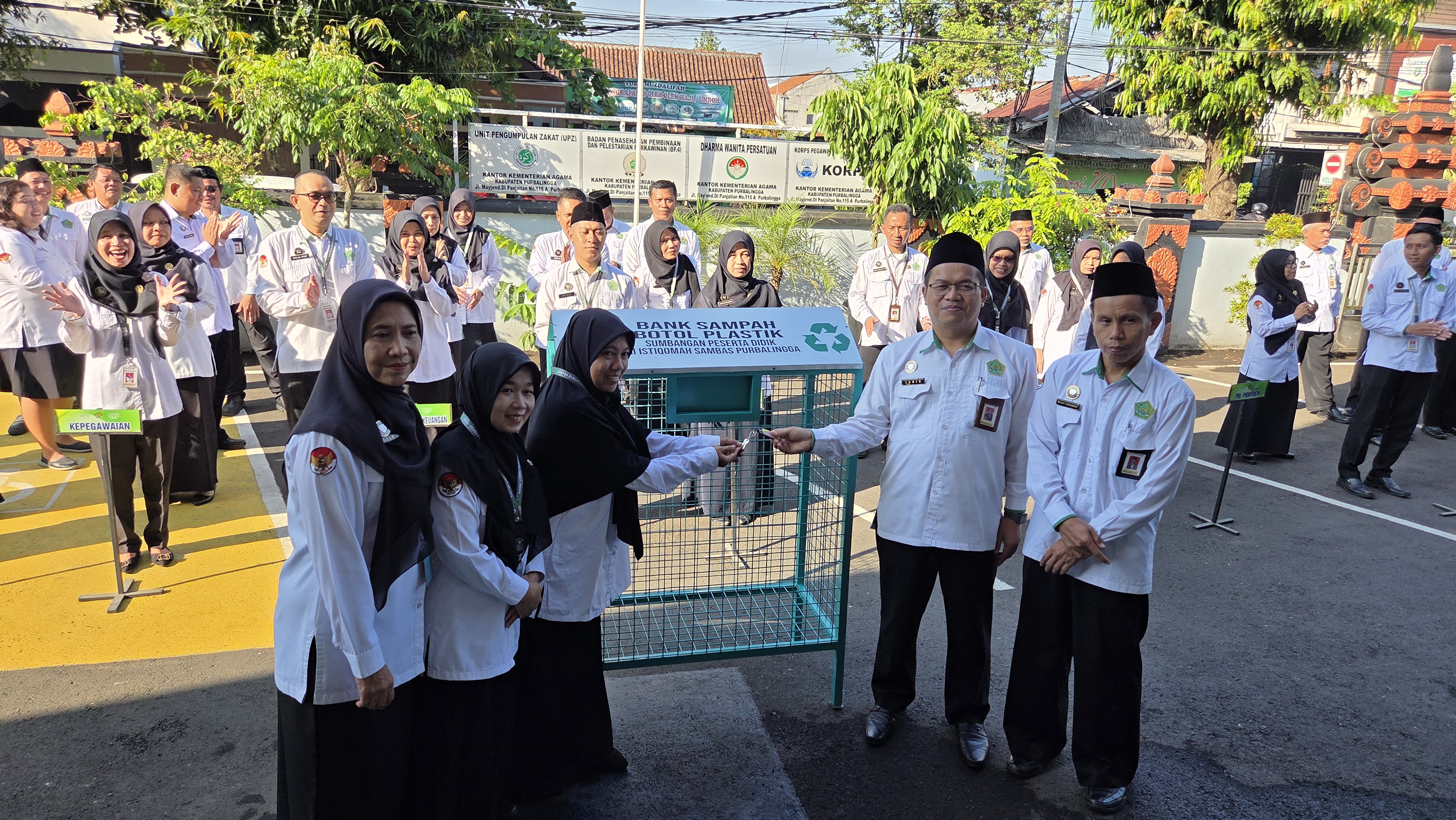 MI Istiqomah Sambas Serahkan Bank Sampah, Dukung Penguatan Eco Office Kankemenag Purbalingga