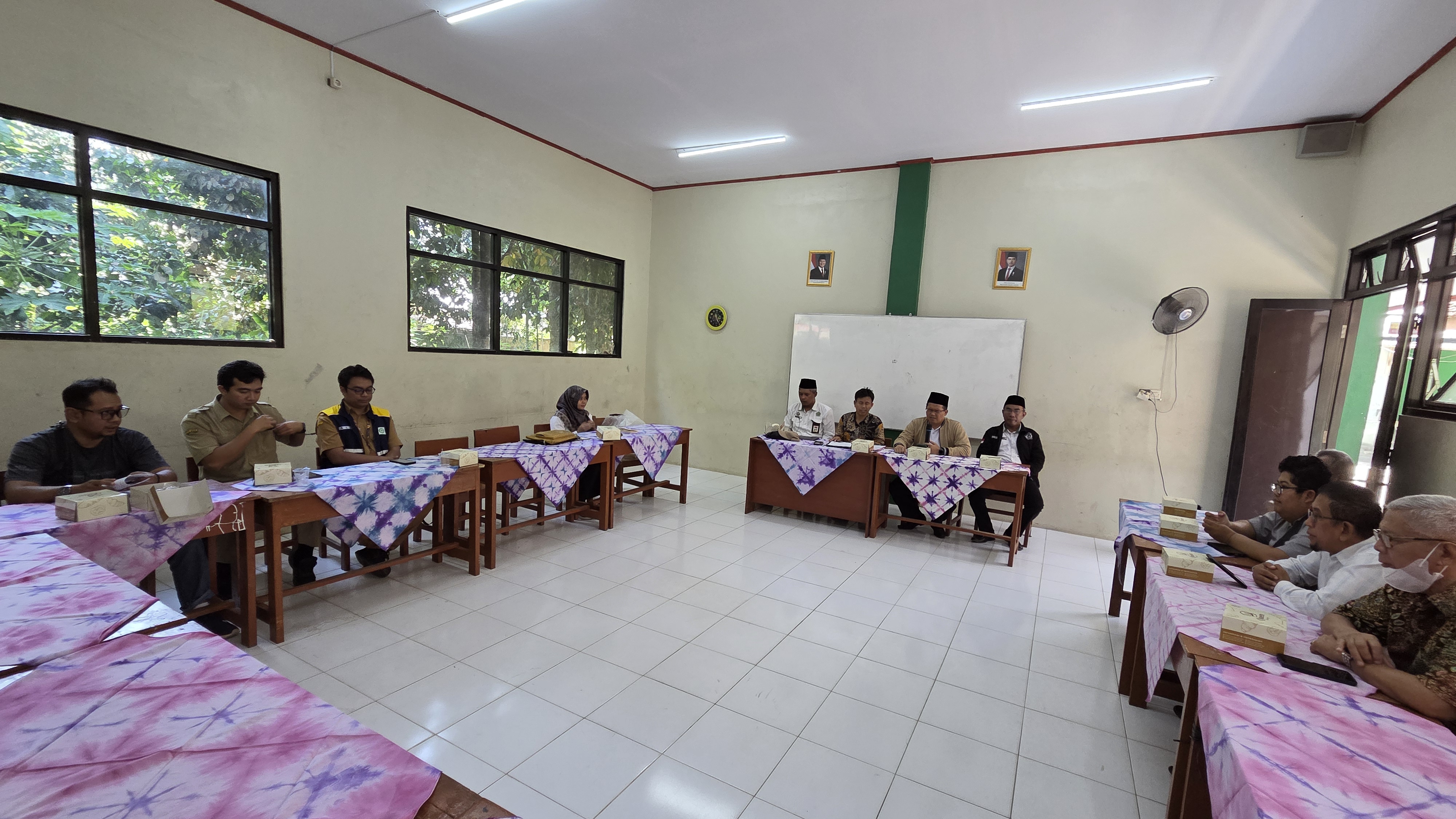Kantor Kementerian Agama Kabupaten Purbalingga menggelar Rapat Koordinasi MC-0 (Mutual Check 0%) pembangunan Gedung SBSN KUA Bojongsari di MTs Ma'arif NU 06 Bojongsari, Selasa (9/6/2026).