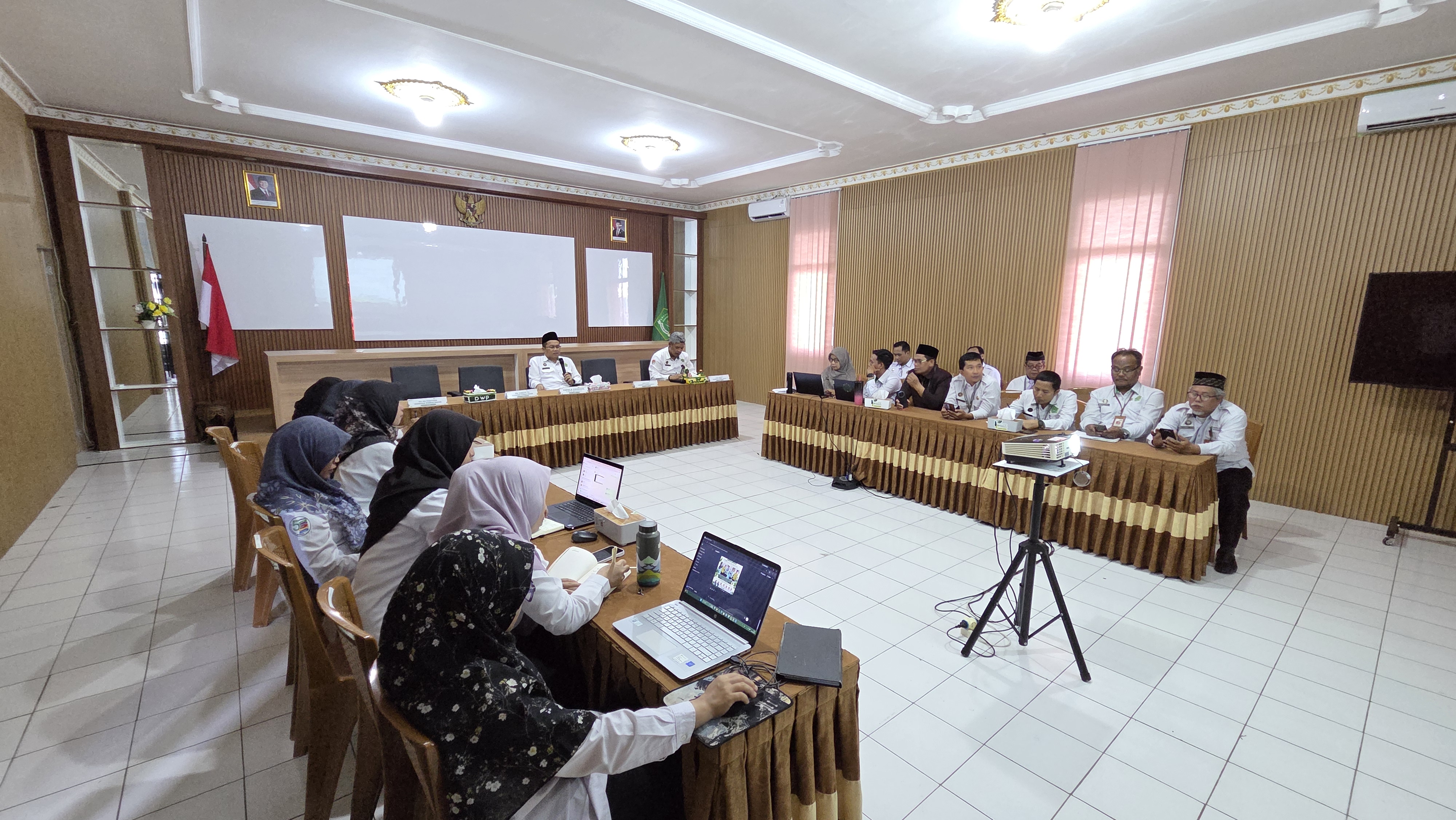 Kantor Kementerian Agama Kabupaten Purbalingga menggelar Rapat Koordinasi Penyusunan Buku Pedoman Mitigasi Risiko Pelayanan di Aula Galaksi, Selasa (9/6/2026).