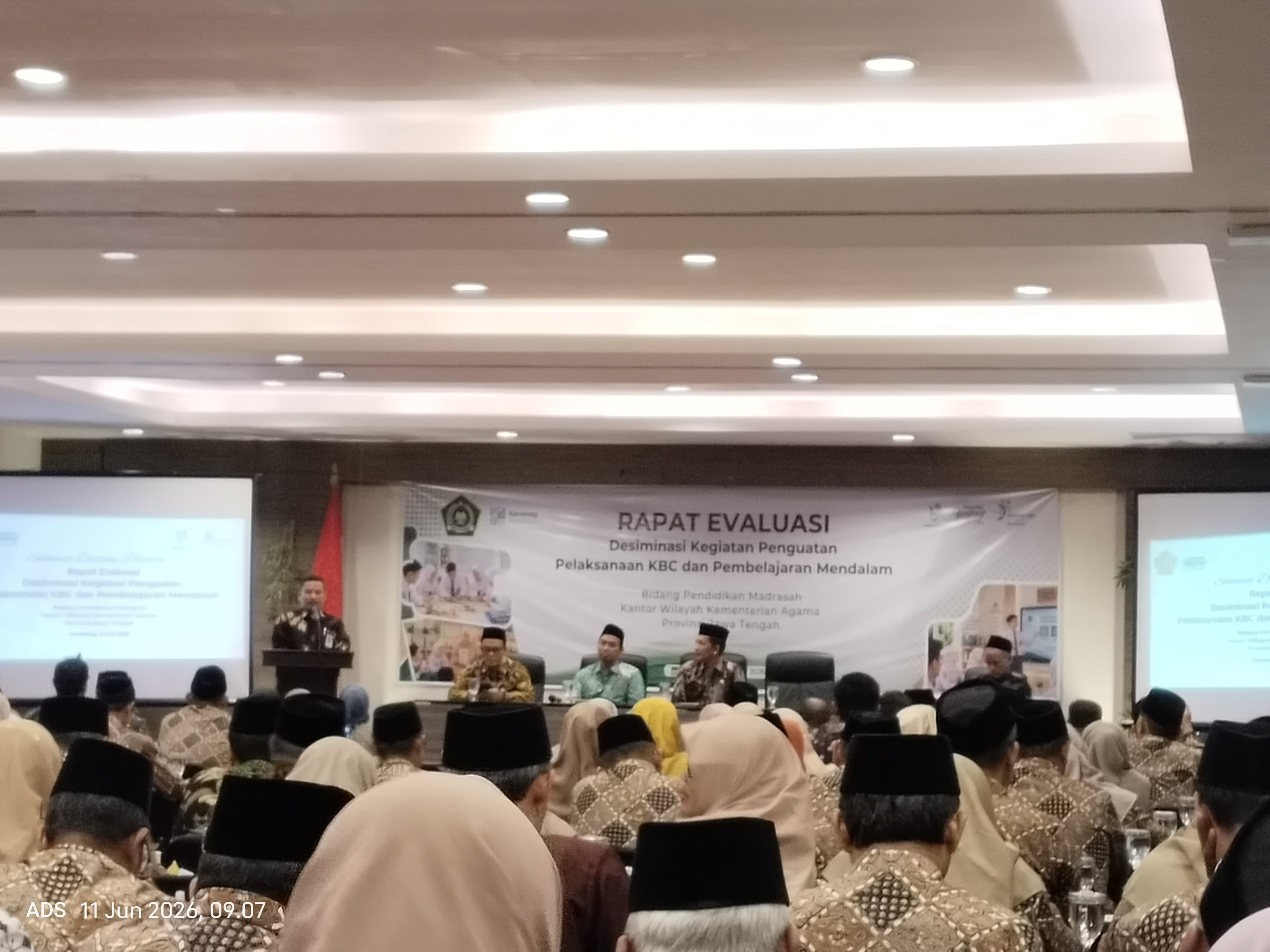 Dalam rangka memastikan implementasi kebijakan pendidikan madrasah berjalan optimal, Kantor Wilayah Kementerian Agama Provinsi Jawa Tengah menggelar Rapat Evaluasi Diseminasi Kegiatan Penguatan Pelaksanaan Kurikulum Berbasis Cinta dan Pembelajaran Mendalam, Kamis (11/6/2026), di Hotel Candi Indah, Kota Semarang.