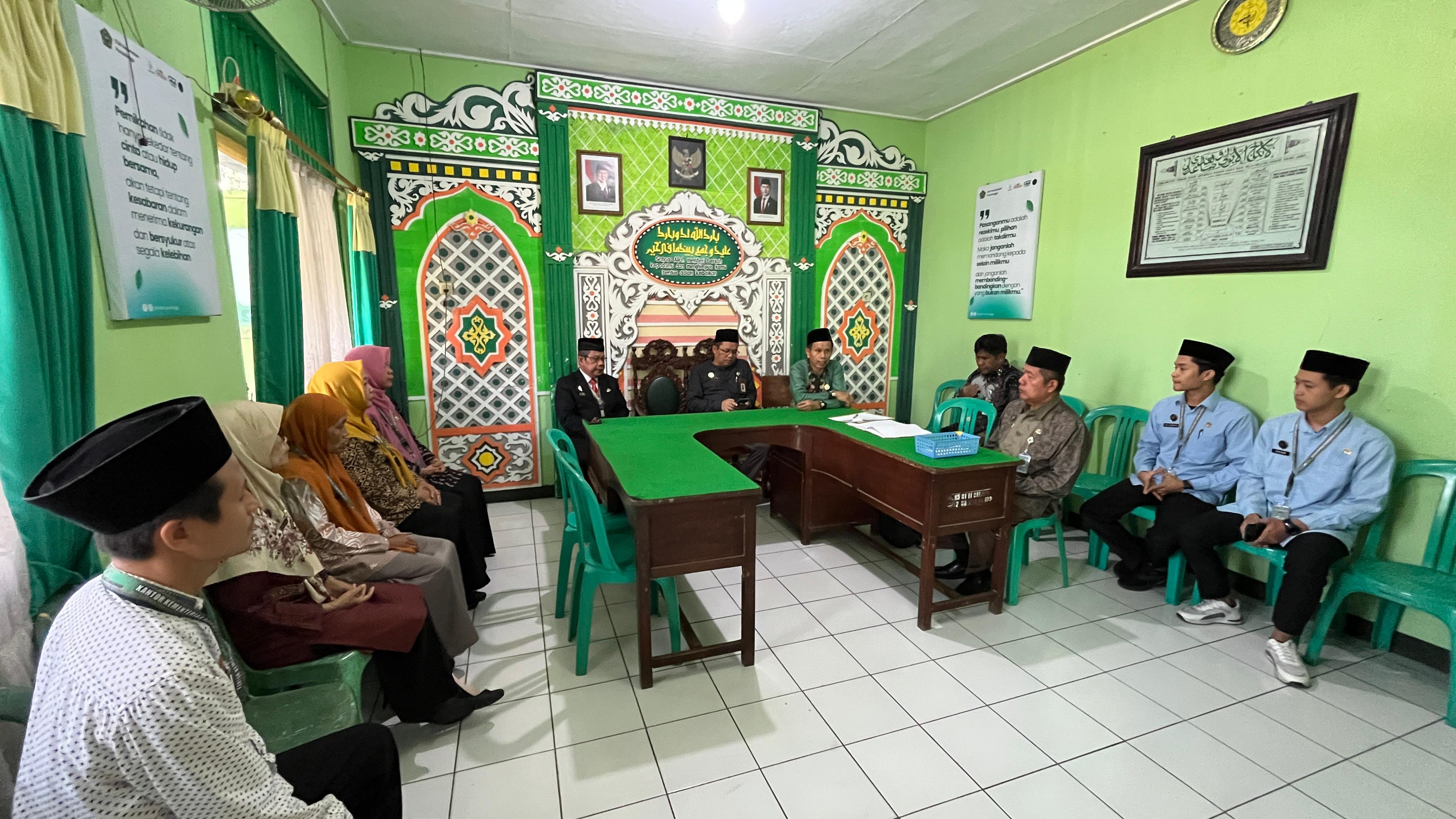 Tim 1 Monitoring dan Evaluasi (Monev) Pelayanan dan Pembangunan Zona Integritas (ZI) Kantor Kementerian Agama Kabupaten Purbalingga melaksanakan monitoring di Kantor Urusan Agama (KUA) Kecamatan Purbalingga, Jumat (12/6/2026).