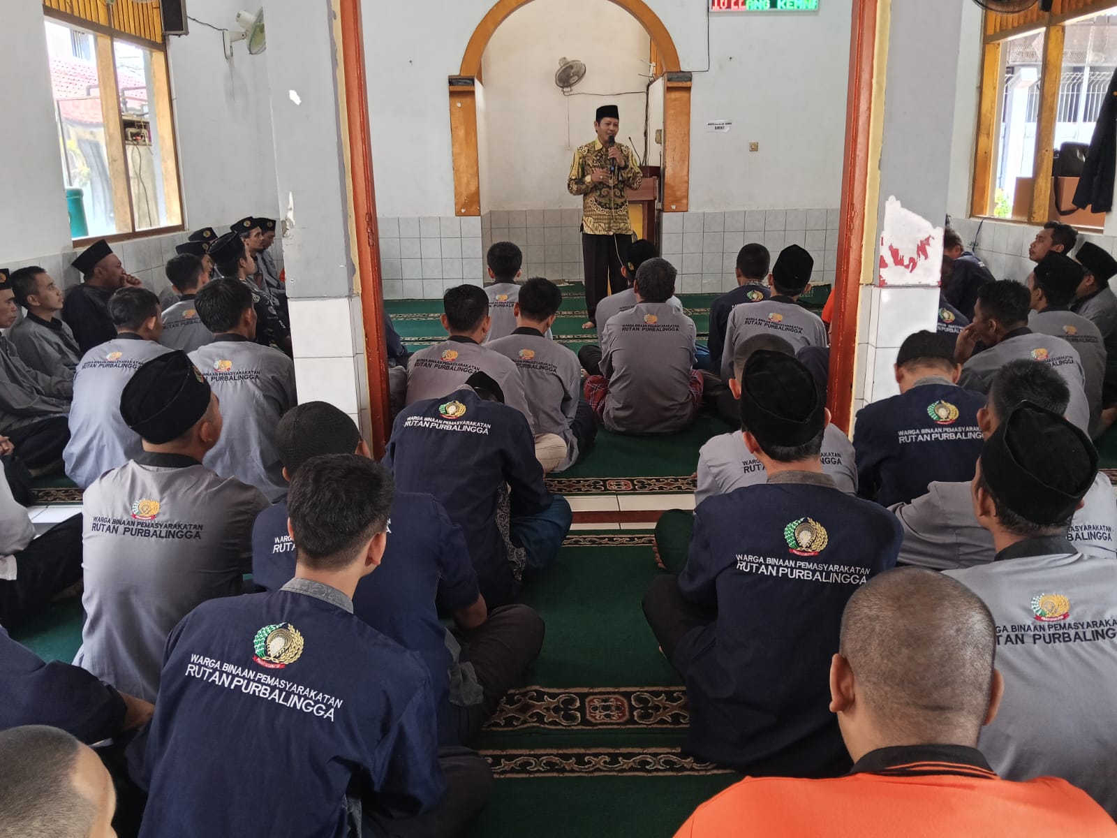 Penyuluh Agama Islam dan Kepala KUA Rembang Joko Waluyo, melaksanakan kegiatan bimbingan dan penyuluhan agama di Rutan Kelas IIB Purbalingga, Jumat (12/6/2026).