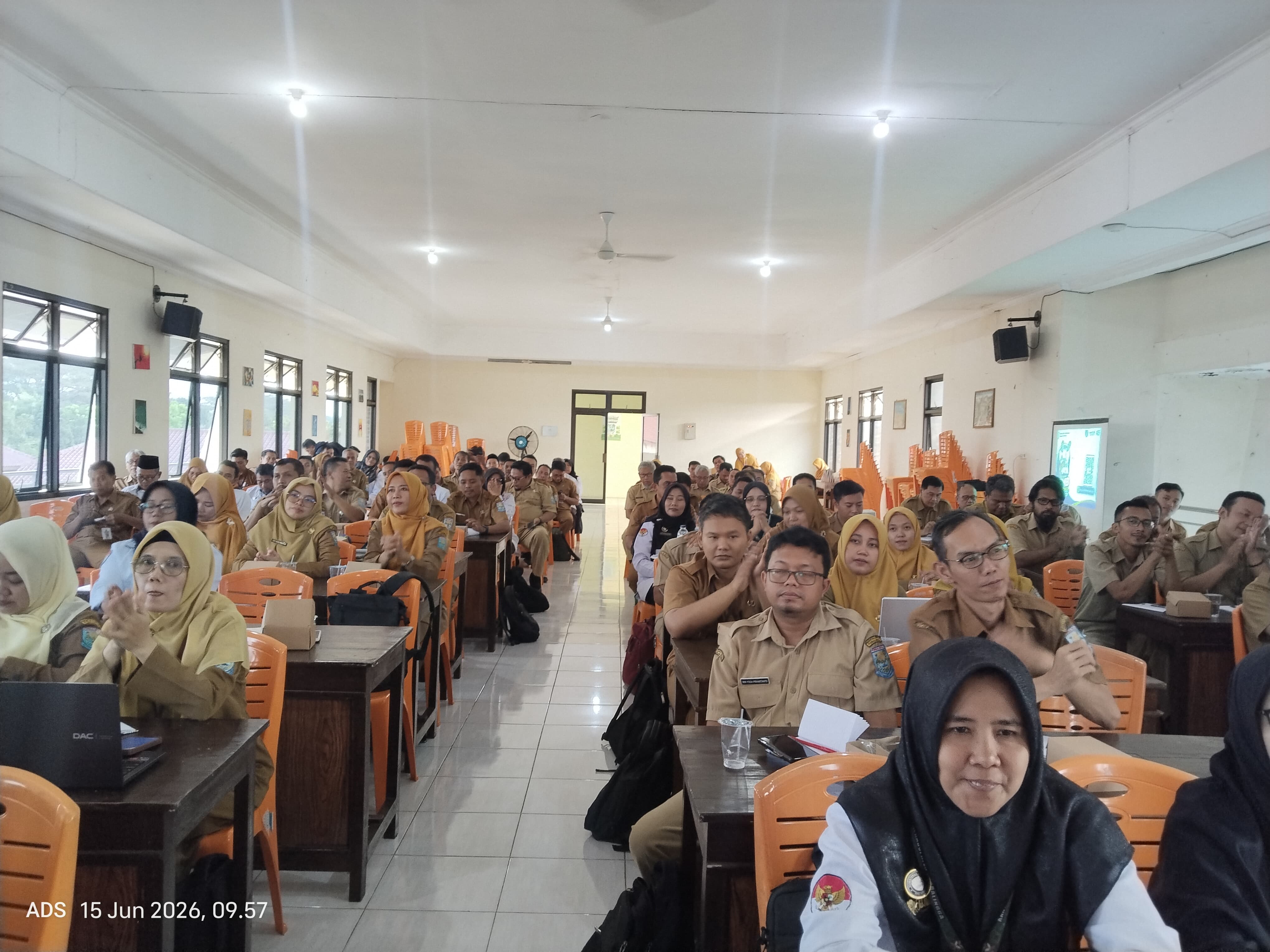 Kepala Seksi Pendidikan Madrasah Kantor Kementerian Agama Kabupaten Purbalingga, Wisnu Sudarman, mengikuti Sosialisasi dan Pelatihan Teknis Aplikasi Sistem Penerimaan Murid Baru (SPMB) jenjang MTs/SMP yang diselenggarakan oleh Dinas Pendidikan dan Kebudayaan Kabupaten Purbalingga di Aula Lantai 3 SMP Negeri 3 Purbalingga.