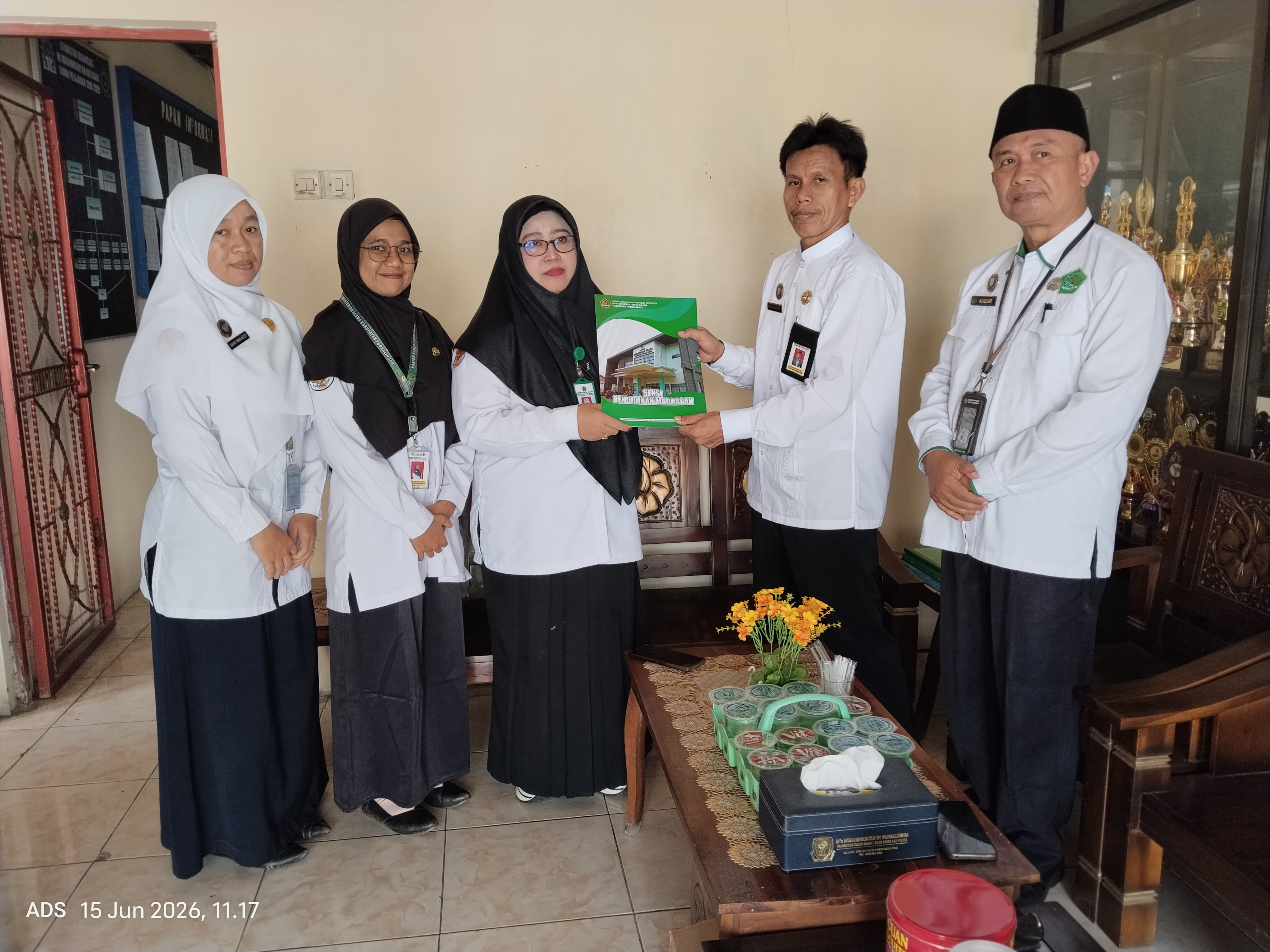 Peduli Ananda Januar yang Tengah Berjuang Melawan Tumor, Kankemenag Purbalingga Salurkan Donasi dan Doa Kesembuhan