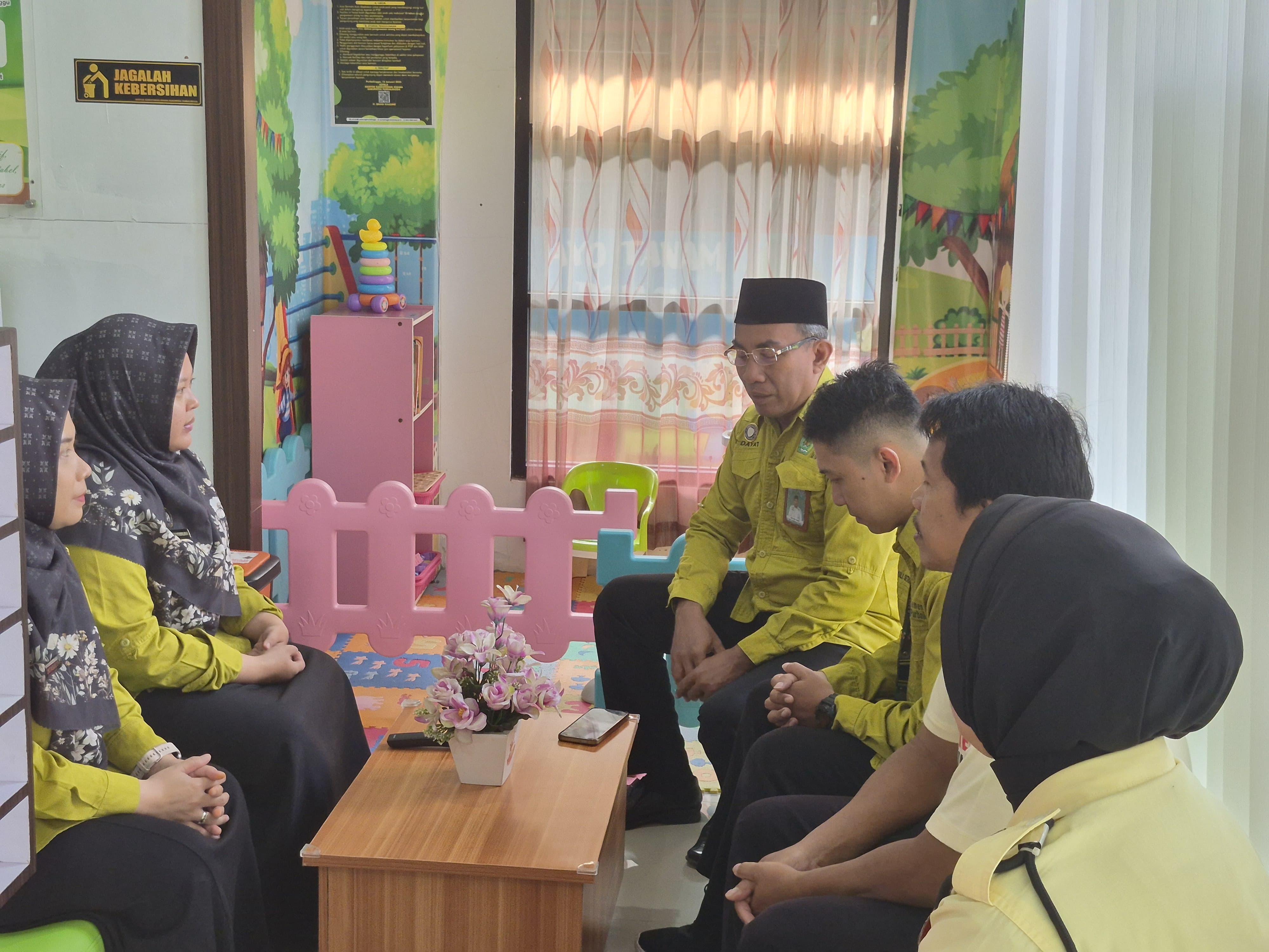 Kepala Seksi Bimbingan Masyarakat Islam, Moh. Nur Hidayat, memberikan arahan kepada petugas Pelayanan Terpadu Satu Pintu (PTSP) dalam briefing pagi yang digelar di Ruang PTSP, Kamis (18/6/2026).