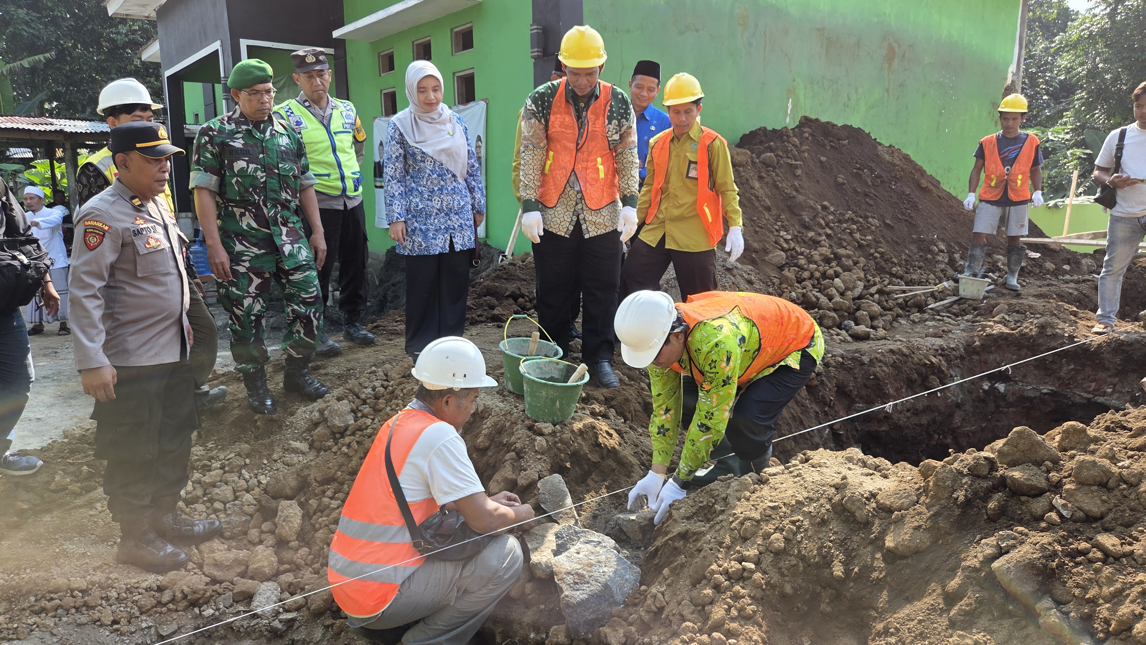 Ditandai Peletakan Batu Pertama, Pembangunan Gedung SBSN KUA Bojongsari Resmi Dimulai, Hadirkan Layanan Keagamaan yang Lebih Representatif, Ramah dan Berdampak Dalam Layanan Keagamaan