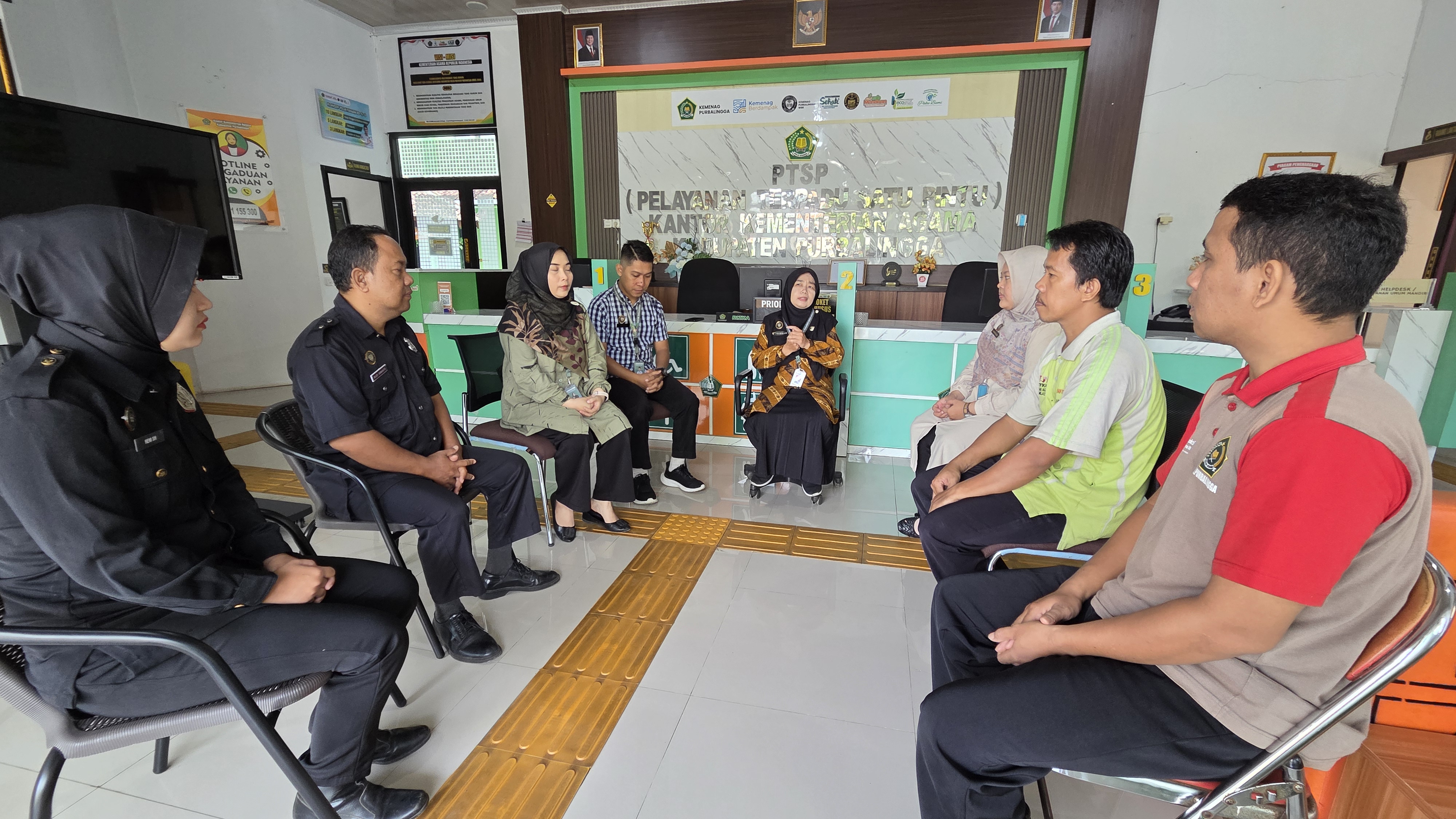 Petugas PTSP Kankemenag Purbalingga Bangun Semangat Perbaikan Diri Lewat Briefing Pagi