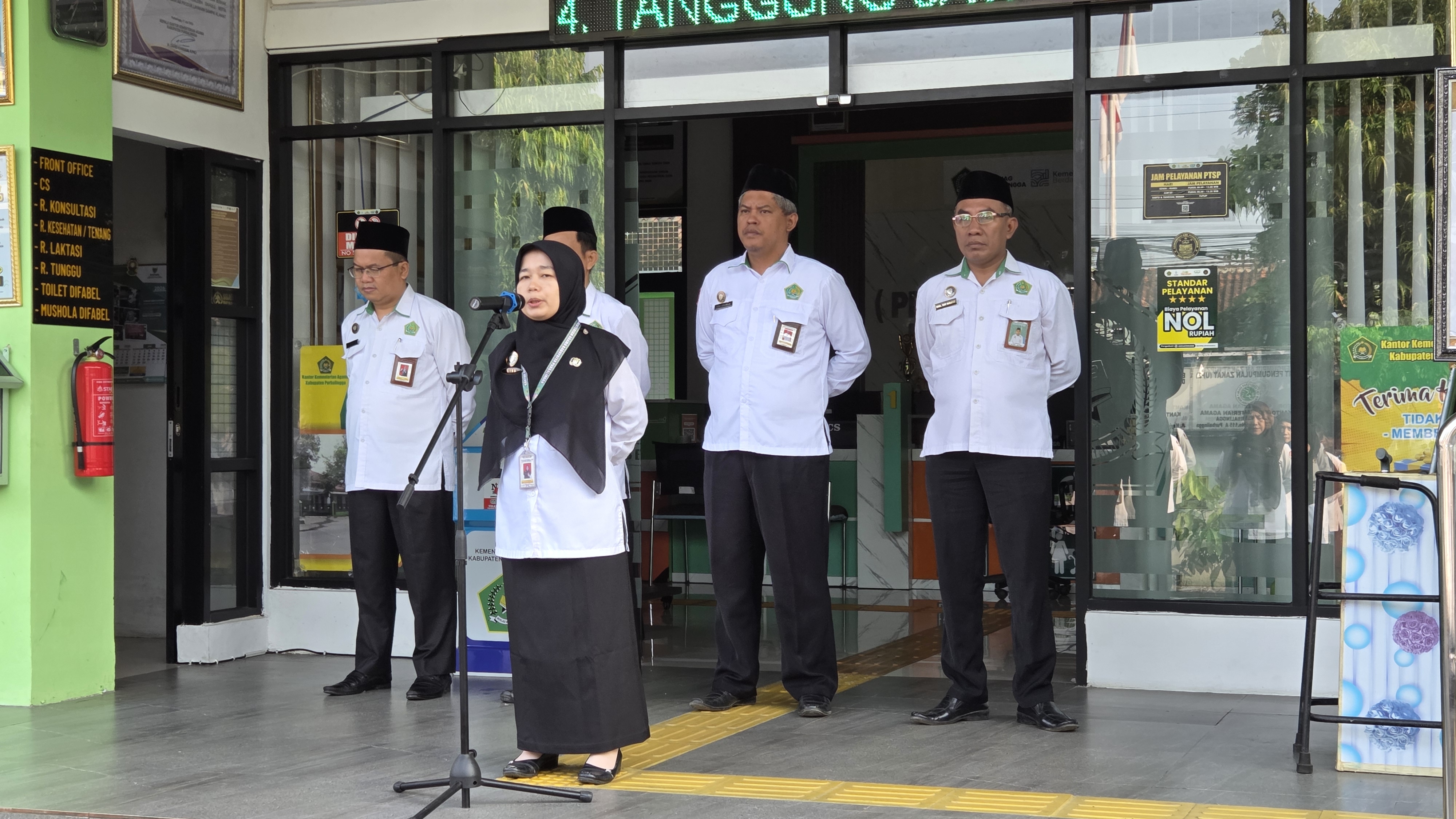 Lina Parwati, Plt Kasi PD Pontren menyampaikan amanah pembina apel