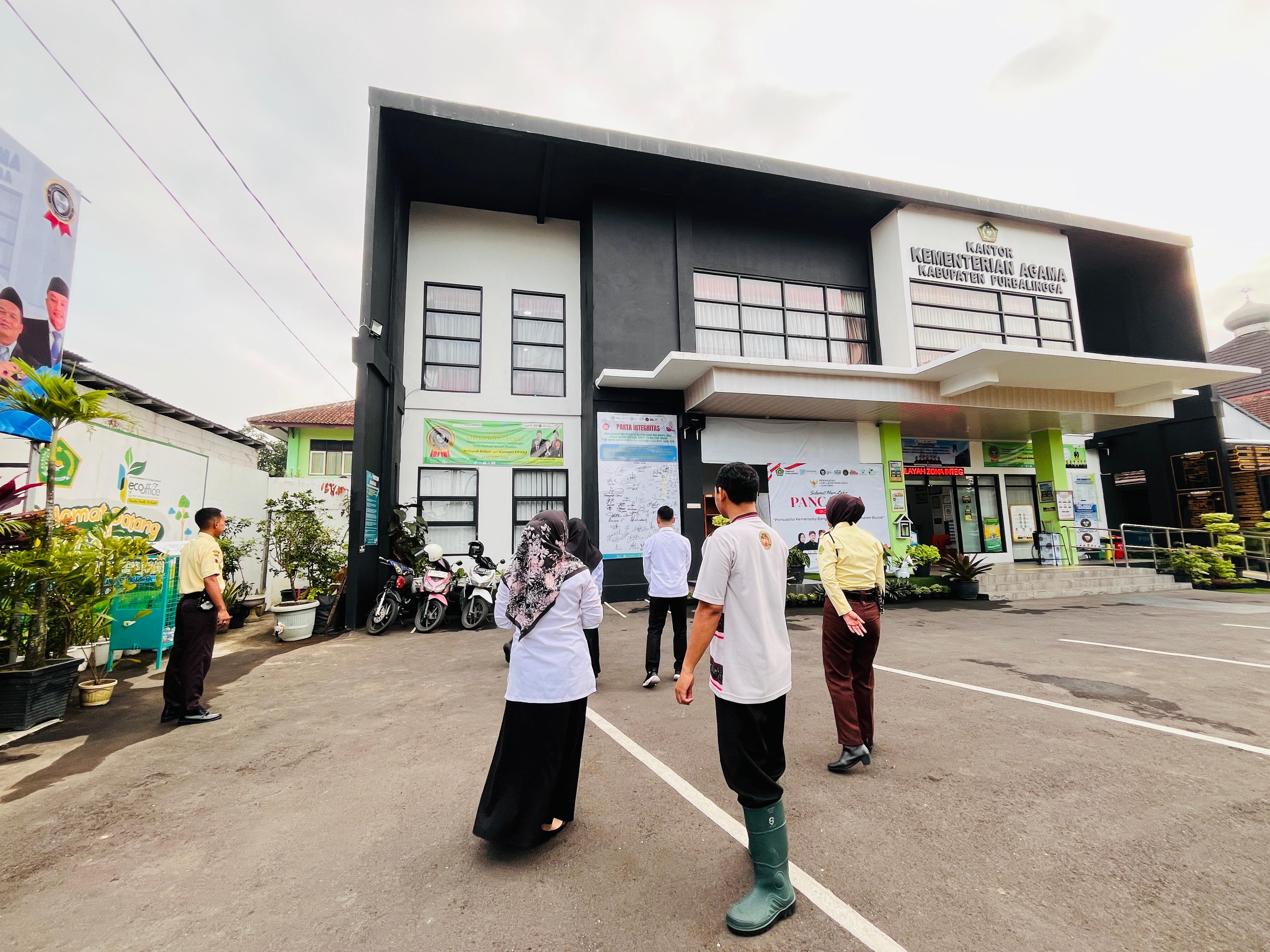 Briefing petugas PTSP mengecek area luar layanan