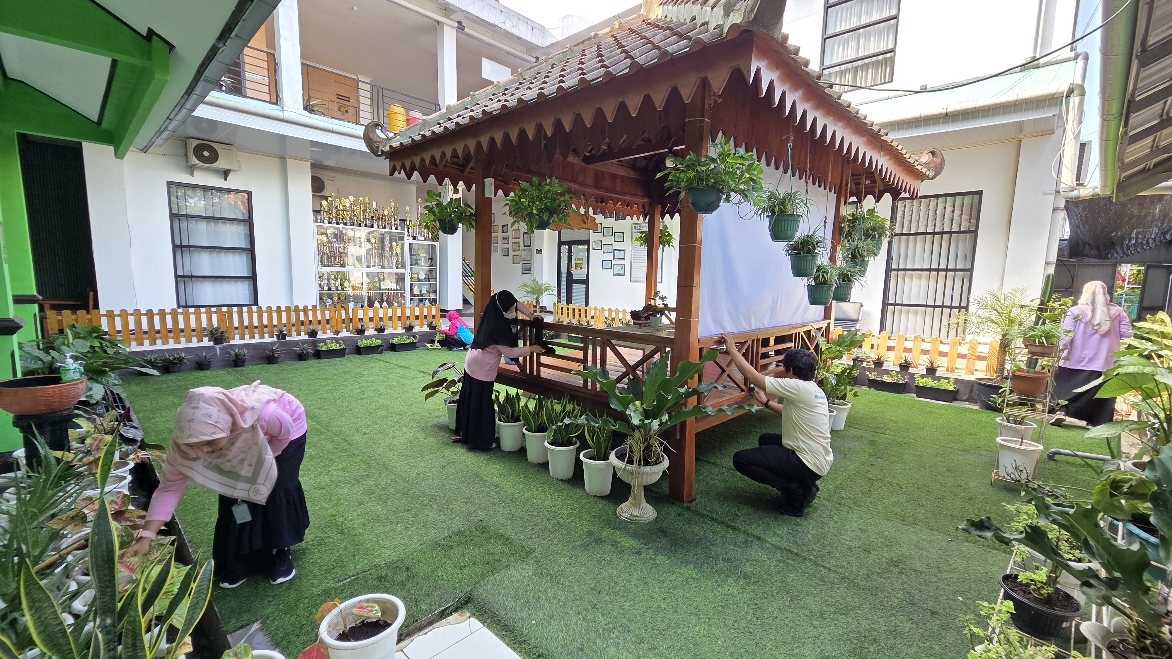 Semangat kebersamaan tampak mewarnai Kantor Kementerian Agama Kabupaten Purbalingga saat seluruh ASN bergotong royong membersihkan lingkungan kantor, Rabu (24/6/2026).