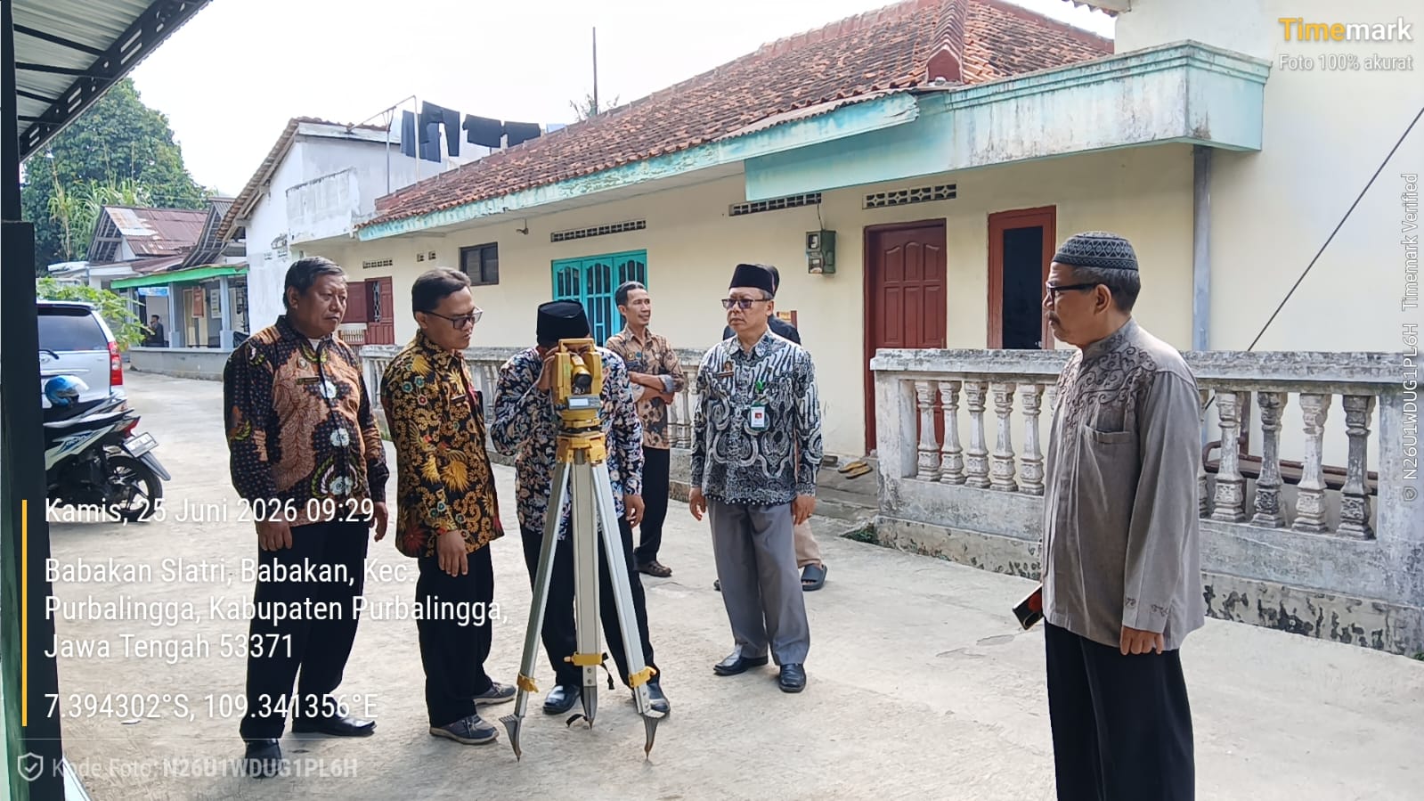 Kantor Urusan Agama (KUA) Kalimanah melaksanakan pengukuran arah kiblat di Masjid Al Ikhlas, Desa Babakan RT 16 RW 04, Kecamatan Kalimanah, Kabupaten Purbalingga, Kamis (25/6/2026).