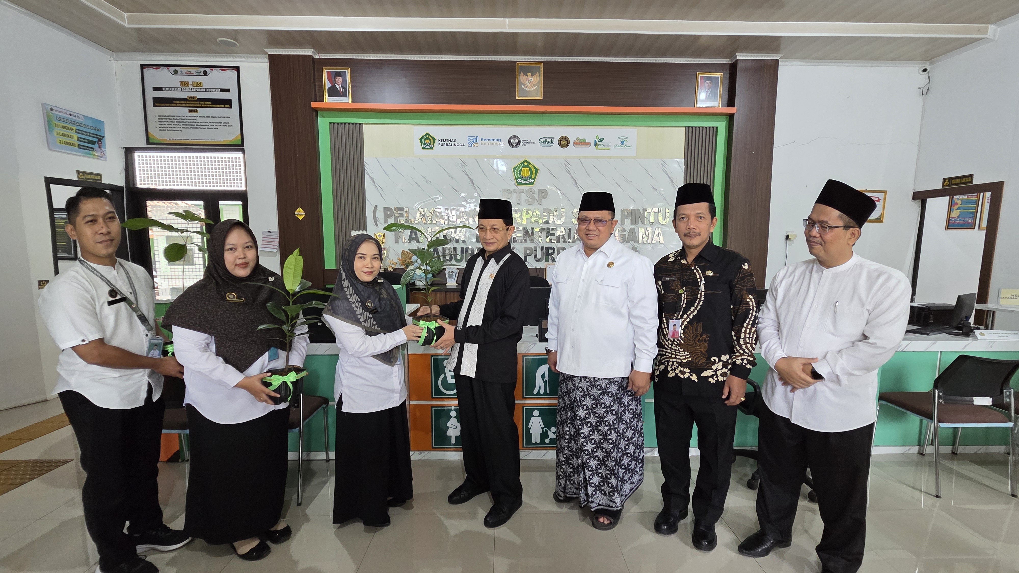 Menteri Agama RI, Nasaruddin Umar, menerima bibit pohon saat mengunjungi Kantor Kementerian Agama Kabupaten Purbalingga, Jumat (26/6/2026).