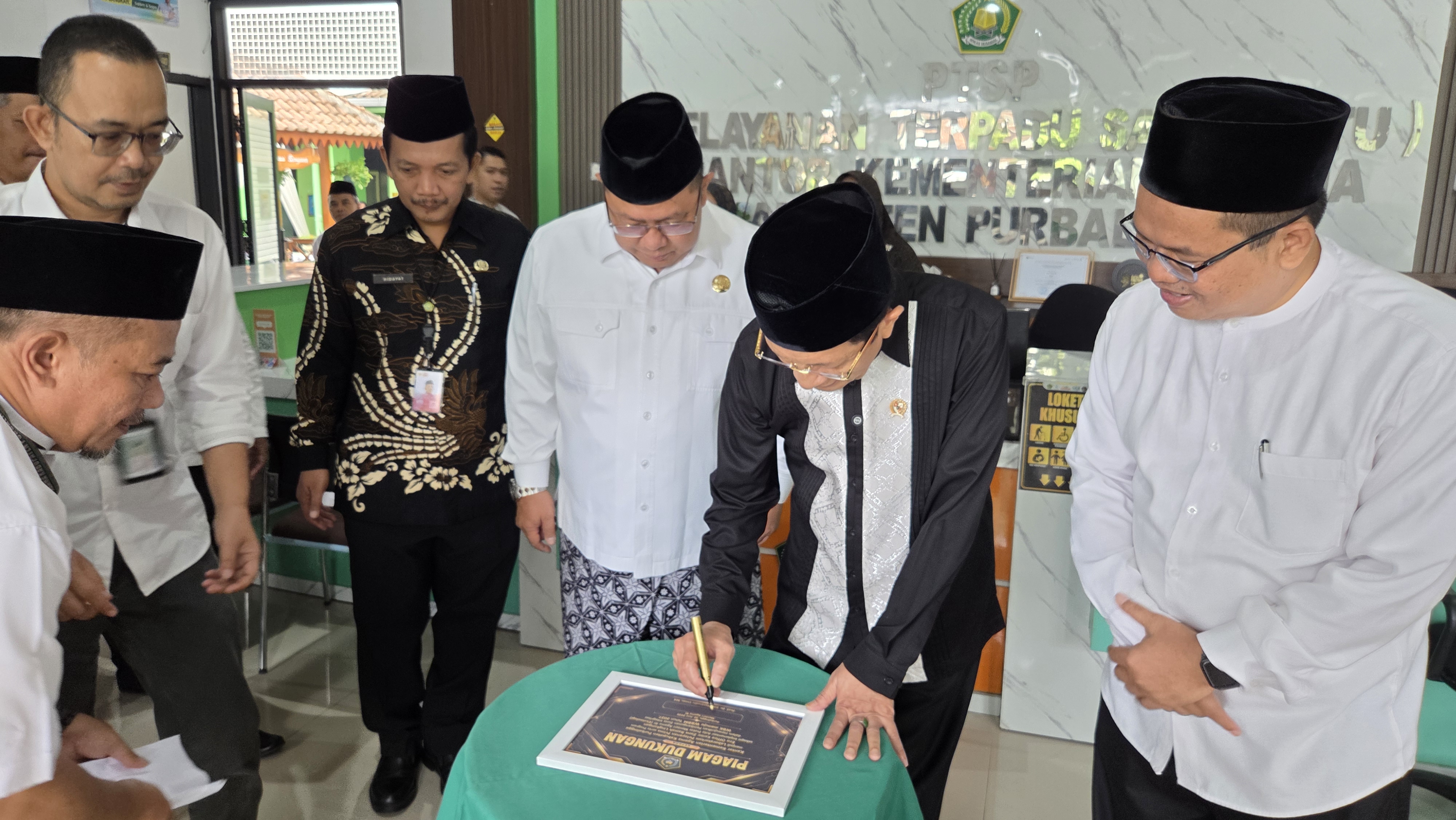 Menteri Agama RI, Nazaruddin Umar, menandatangani Piagam Dukungan bagi Kantor Kementerian Agama Kabupaten Purbalingga sebagai Laboratorium Pelayanan Prima dan implementasi Asta Protas Menteri Agama RI bidang Ekoteologi melalui program Eco Office Kantor Zona Ramah Lingkungan.