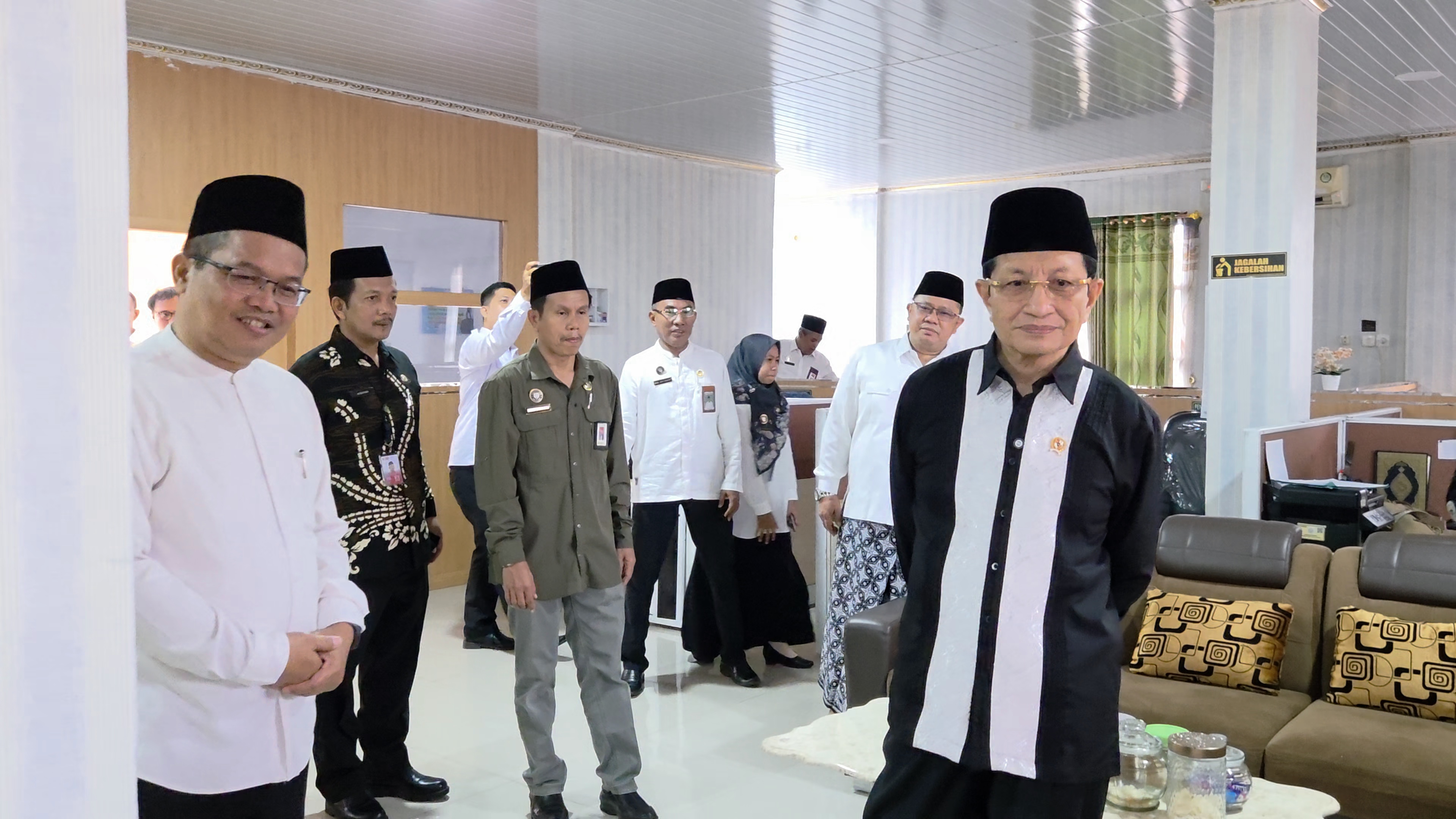 Menteri Agama RI, Nasaruddin Umar, melakukan room tour di Kantor Kementerian Agama Kabupaten Purbalingga, Jumat (26/6/2026).
