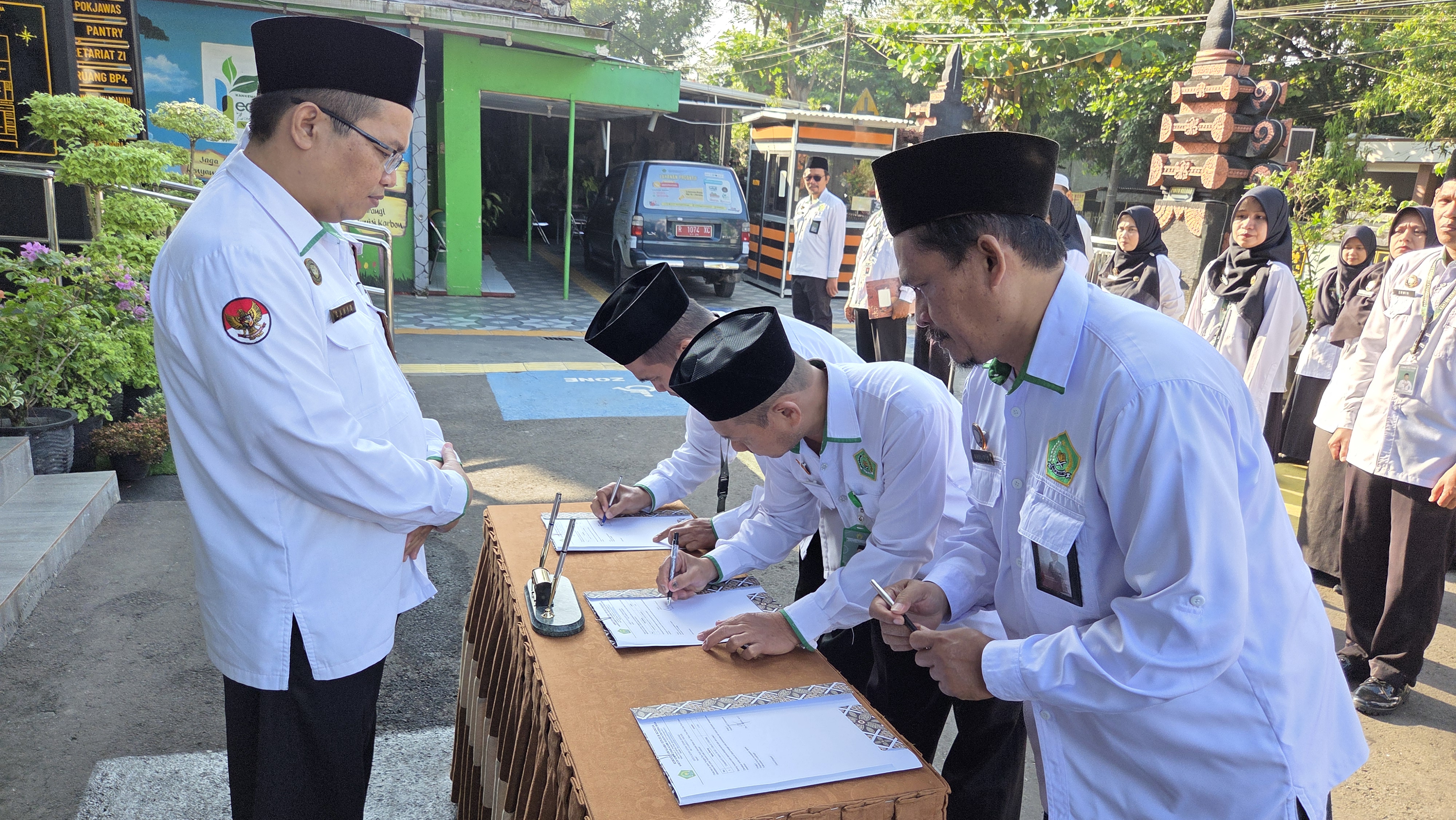 Kantor Kementerian Agama Kabupaten Purbalingga menyerahkan bantuan sarana dan prasarana berupa seperangkat komputer (PC) kepada tiga Kantor Urusan Agama (KUA) sebagai upaya mendukung peningkatan kinerja dan kualitas layanan kepada masyarakat.