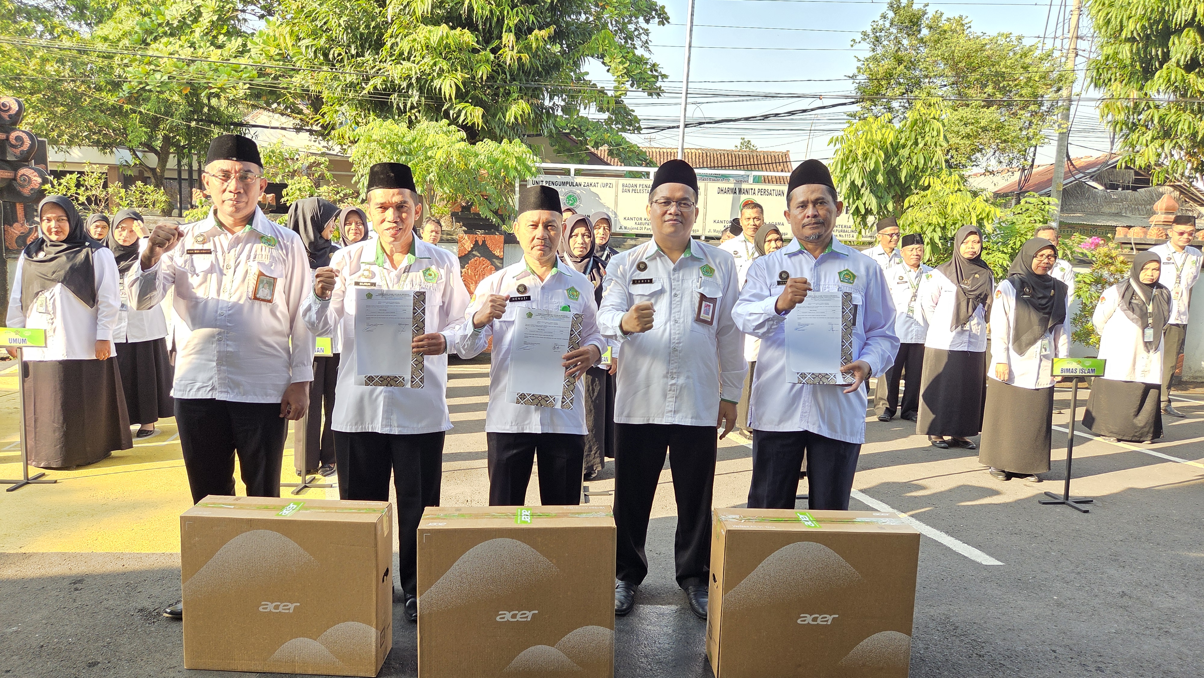 Kantor Kementerian Agama Kabupaten Purbalingga menyerahkan bantuan sarana dan prasarana berupa seperangkat komputer (PC) kepada tiga Kantor Urusan Agama (KUA) sebagai upaya mendukung peningkatan kinerja dan kualitas layanan kepada masyarakat.