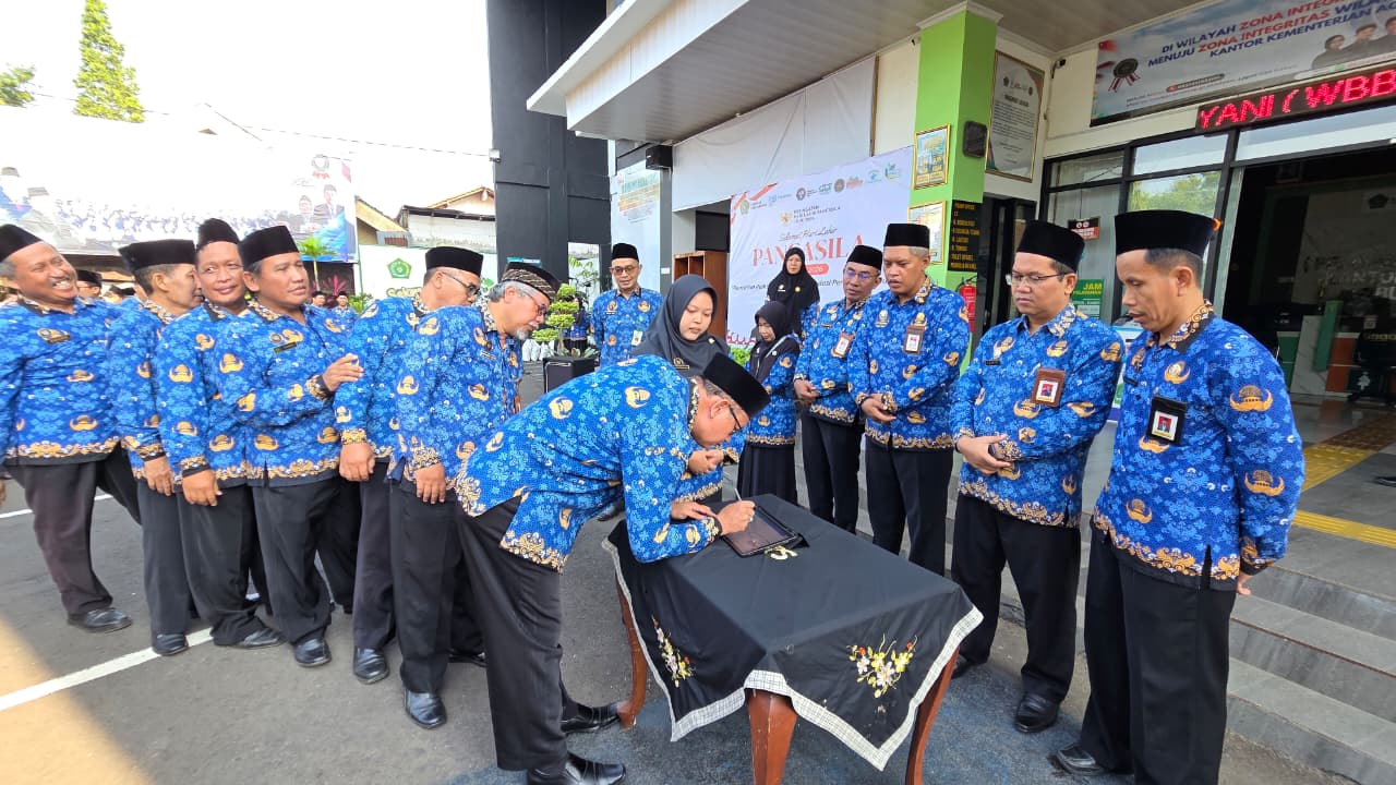 Penandatanganan pakta integritas dilakukan oleh seluruh peserta upacara