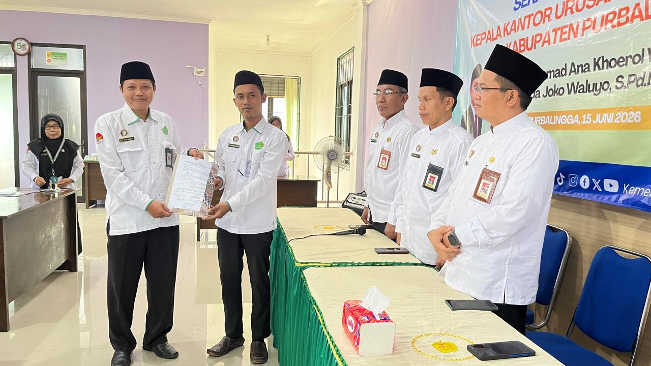 Kepala Kantor Kementerian Agama Kabupaten Purbalingga, Zahid Khasani, menegaskan pentingnya penguatan sinergi lintas sektoral, peningkatan layanan, dan pembangunan Zona Integritas (PZI) dalam serah terima jabatan Kepala KUA Rembang dari Plt. Muhammad Ana Khoerol Waro kepada Joko Waluyo, Senin (15/6/2026).