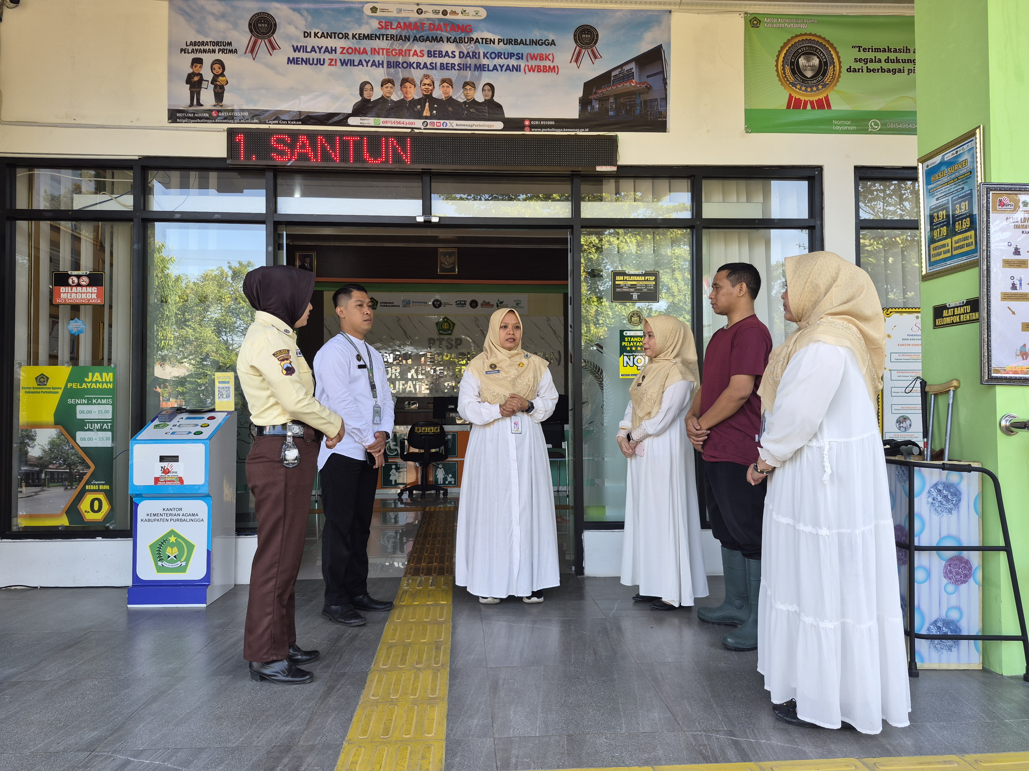Analis Sumber Daya Manusia Aparatur (SDMA) Kantor Kementerian Agama Kabupaten Purbalingga, Siti Kholifah, memberikan briefing pagi kepada petugas Pelayanan Terpadu Satu Pintu (PTSP), Kamis (9/7/2026).
