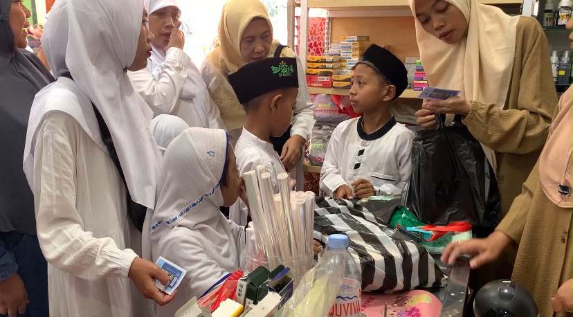 Semarak Peaceful Muharram 1448 H, DWP Kankemenag Purbalingga mengajak 40 anak yatim, difabel dan duafa menikmati kebersamaan melalui belanja alat tulis, makan bersama, serta jajan di Kantin Kejujuran SEHATI Kemenag Purbalingga, Kamis (9/7/2026).