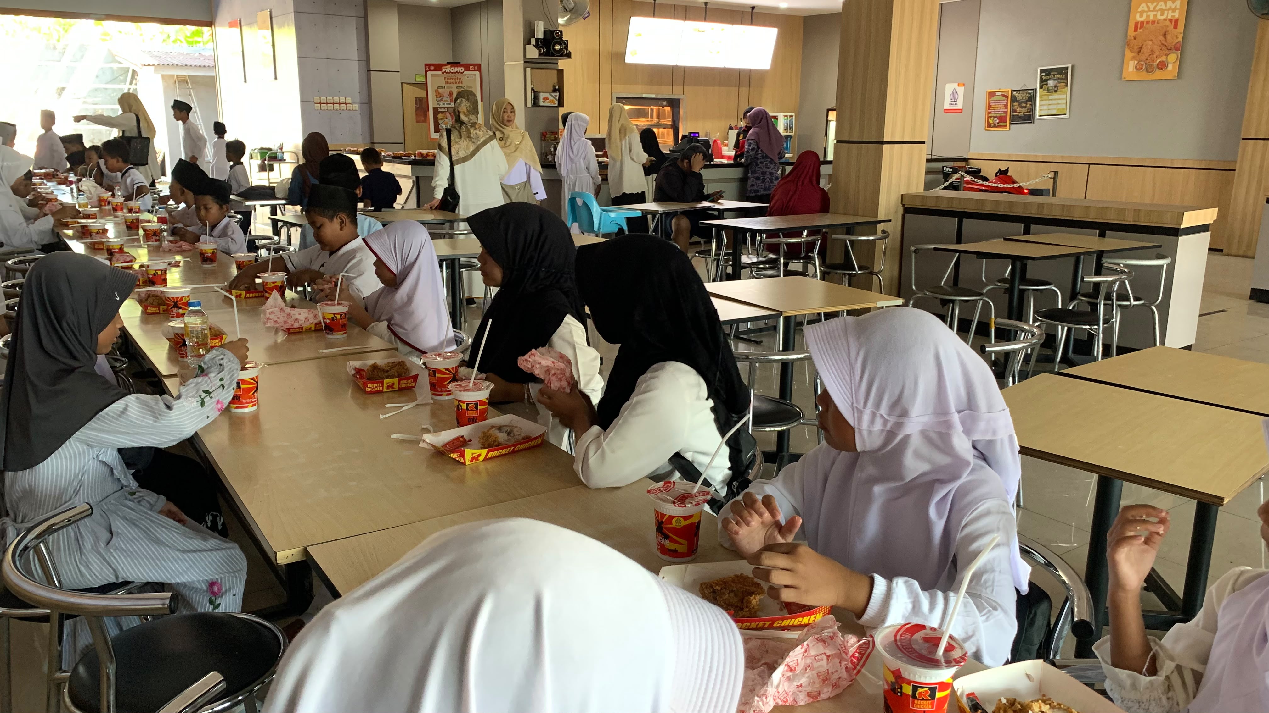 Anak-anak yatim dan difabel diajak makan bersama