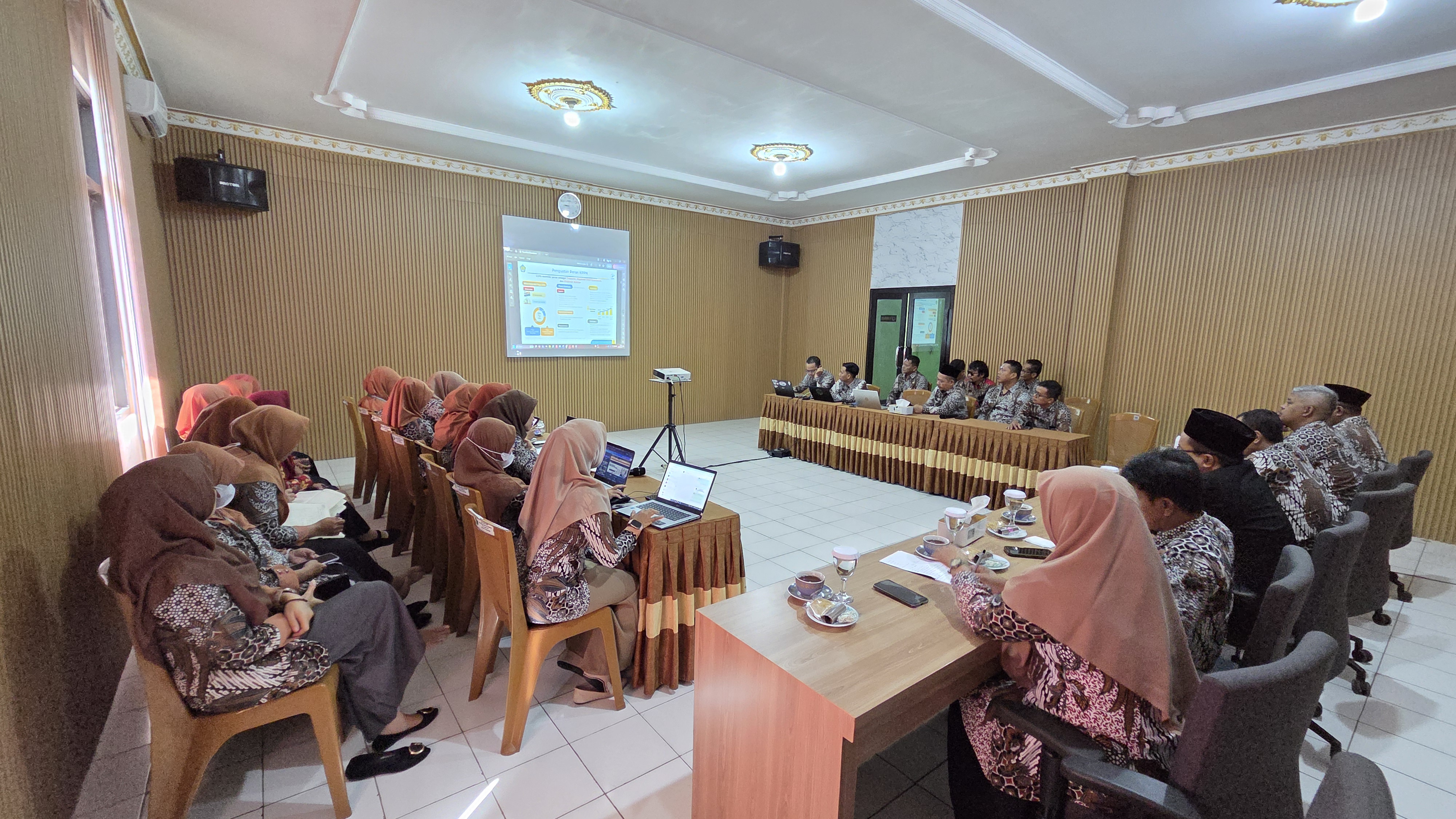 Tim Pembangunan Zona Integritas (PZI) Kantor Kementerian Agama Kabupaten Purbalingga menggelar rapat pemantapan persiapan agenda strategis Sharing Session Excellence PZI Menuju WBBM 2026–2027 di Aula Galaksi, Rabu (1/7/2026).
