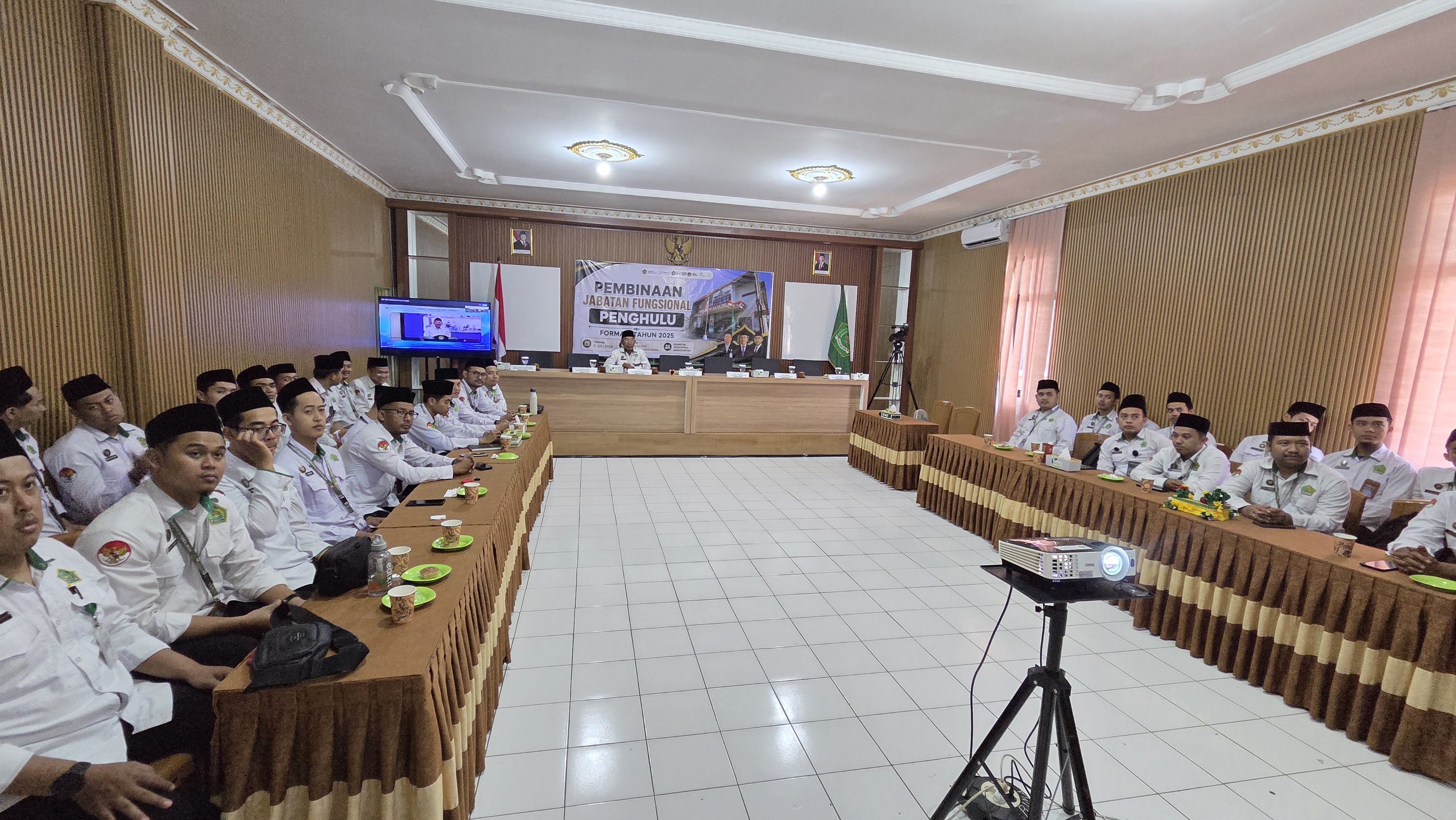 Sebanyak 33 Penghulu Formasi Tahun 2025 di lingkungan Kantor Kementerian Agama Kabupaten Purbalingga mengikuti Pembinaan Jabatan Fungsional Penghulu Ahli Pertama secara daring dari Aula Galaksi, Senin (6/7/2026).