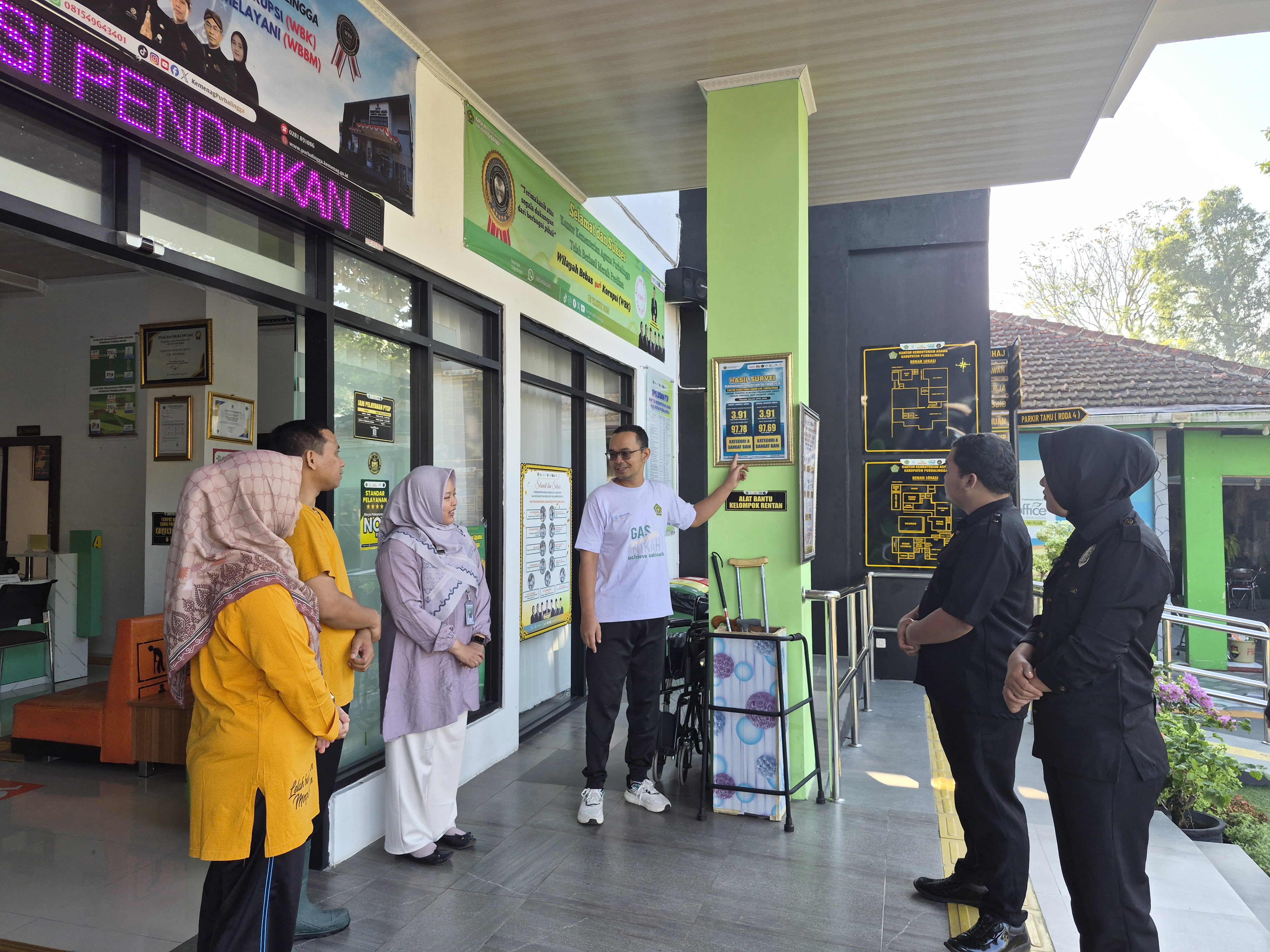 Briefing tersebut difokuskan pada pembahasan hasil Survei Kepuasan Masyarakat (SKM) sebagai bahan evaluasi dan tindak lanjut peningkatan pelayanan.