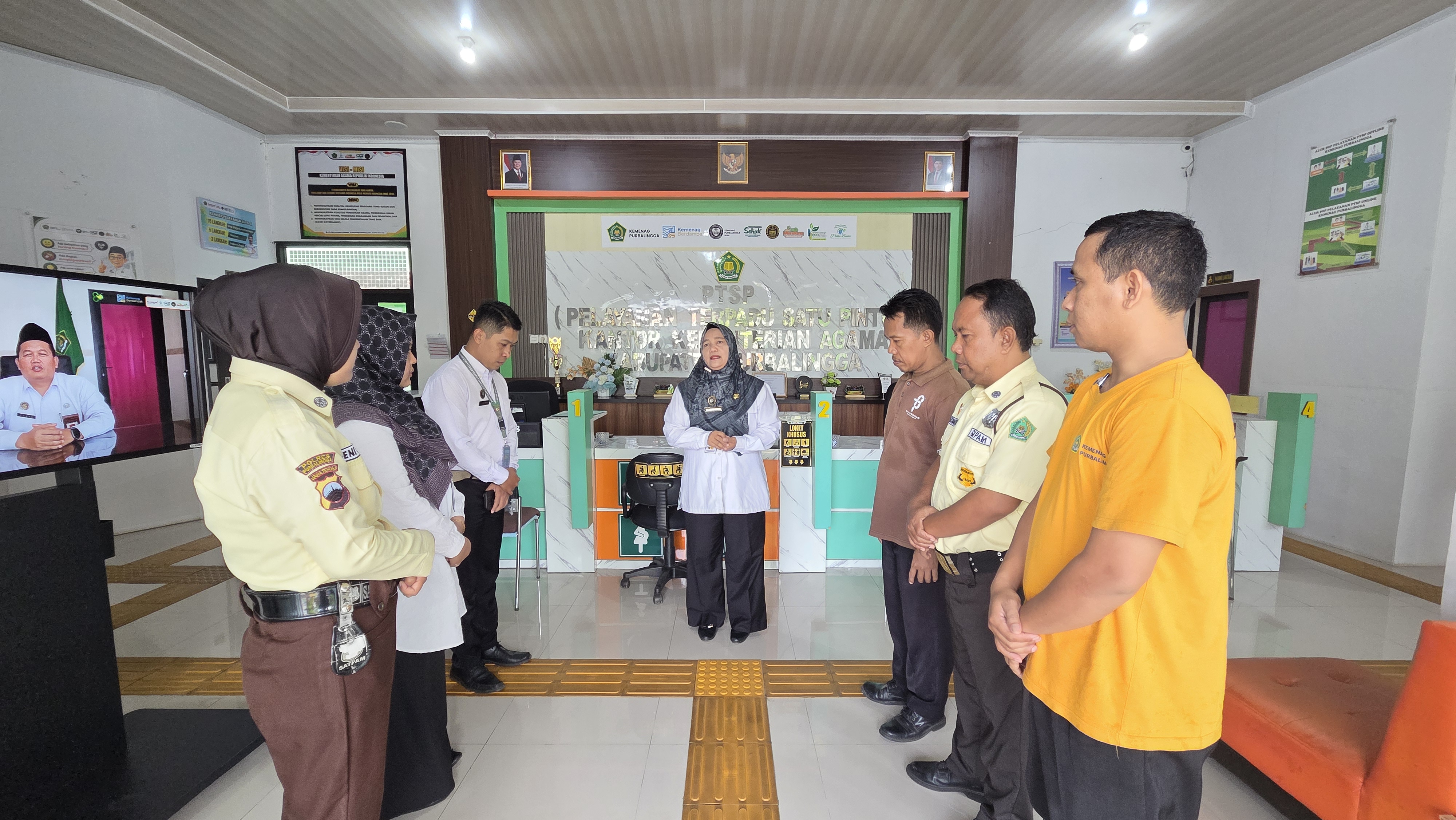 Semangat sinergi dan penguatan integritas kembali menjadi penekanan dalam briefing pagi petugas Pelayanan Terpadu Satu Pintu (PTSP) Kantor Kementerian Agama Kabupaten Purbalingga yang berlangsung di Ruang PTSP, Selasa (14/7/2026).