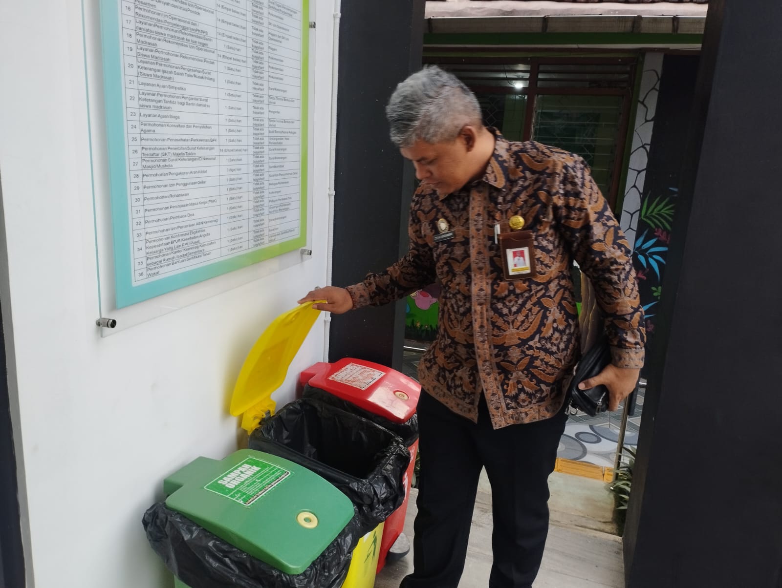 Briefing pagi petugas PTSP oleh Kasi PAIS