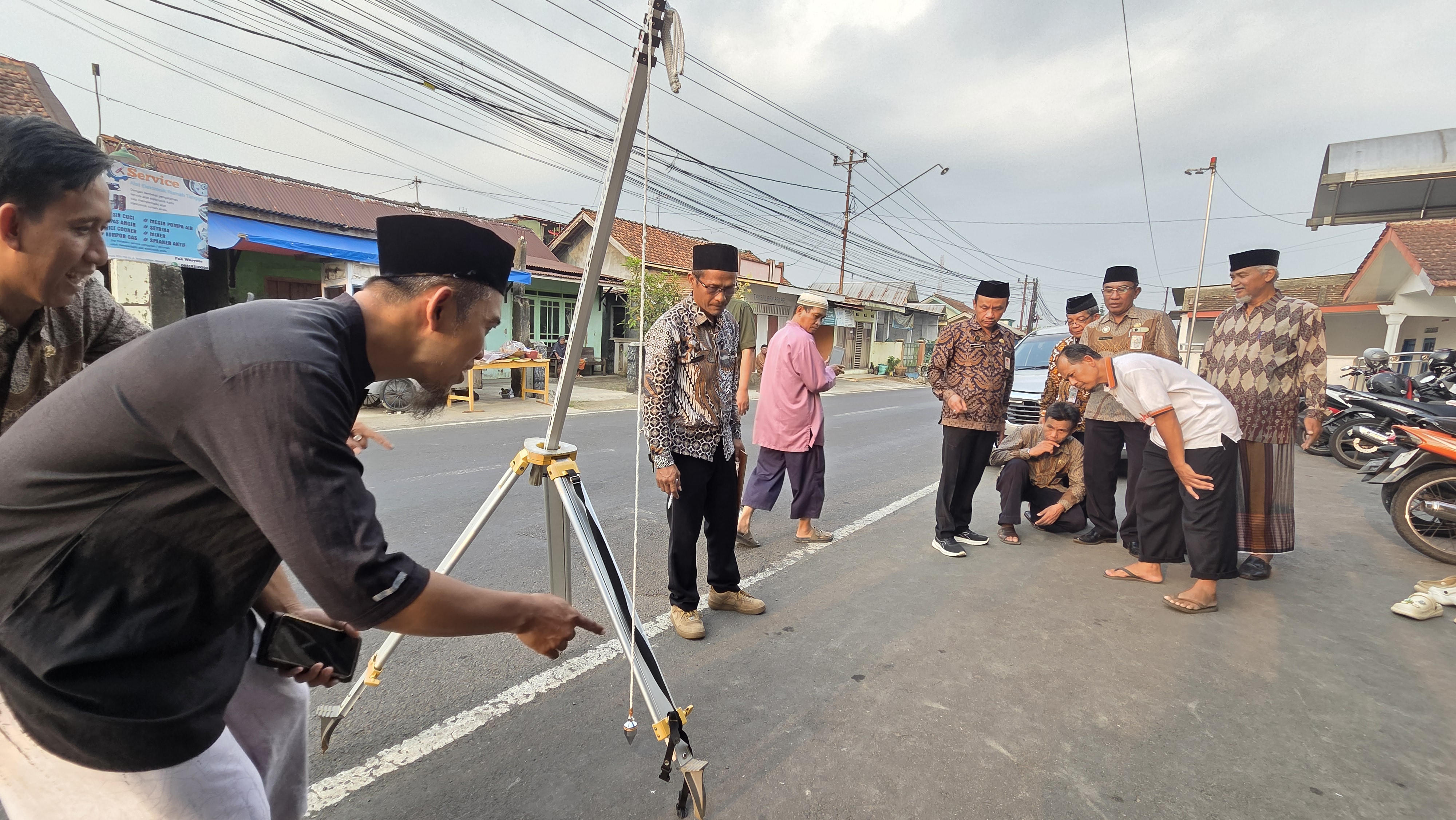 Gerakan Indonesia Berkiblat, Kankemenag Purbalingga Lakukan Pengukuran Arah Kiblat di Masjid Jami’ Baiturrohman Wirasana