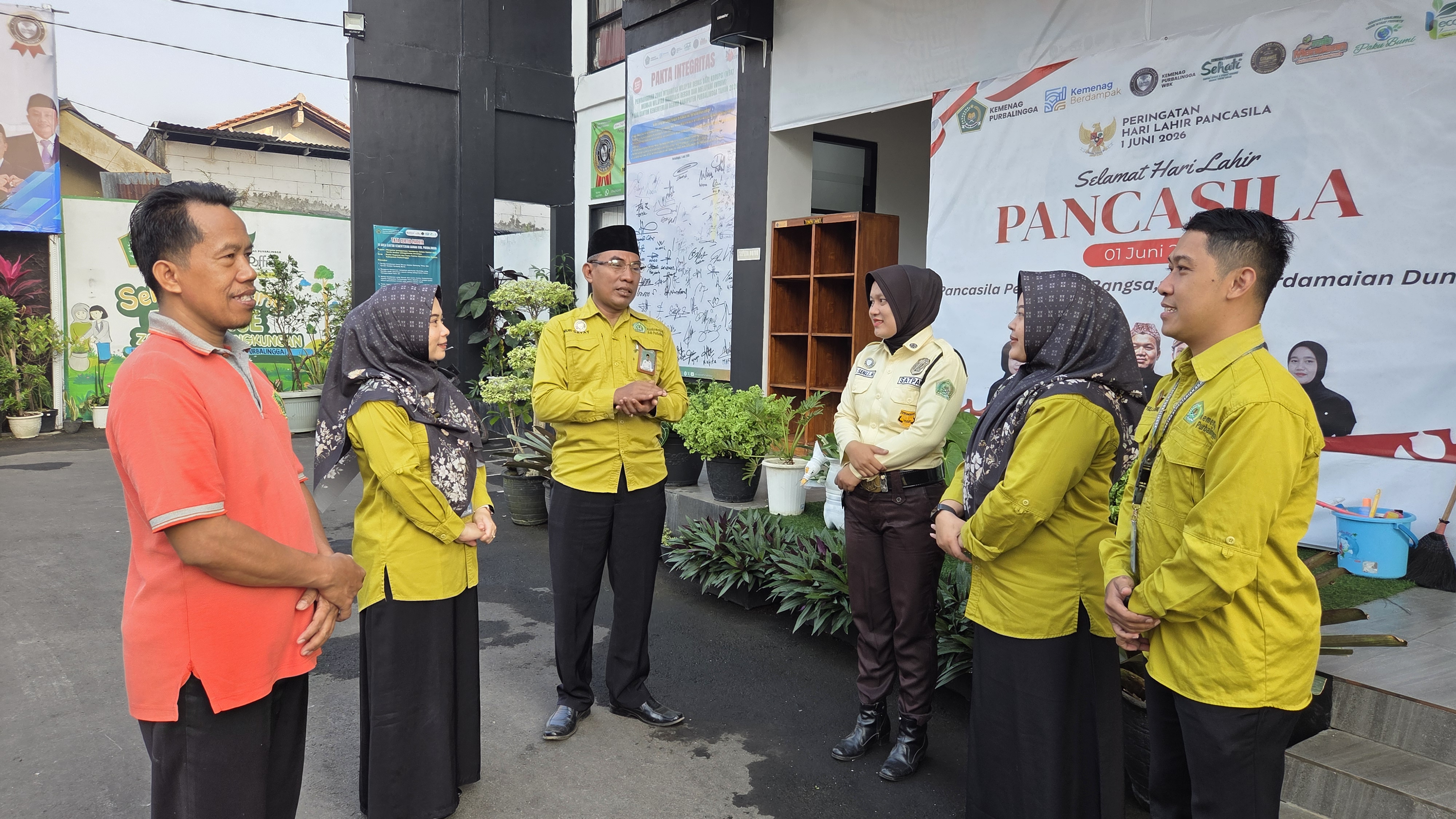 Petugas Pelayanan Terpadu Satu Pintu (PTSP) Kantor Kementerian Agama Kabupaten Purbalingga mengikuti briefing pagi bersama Kasi Bimas Islam, Moh. Nur Hidayat, Kamis (16/7/2026).