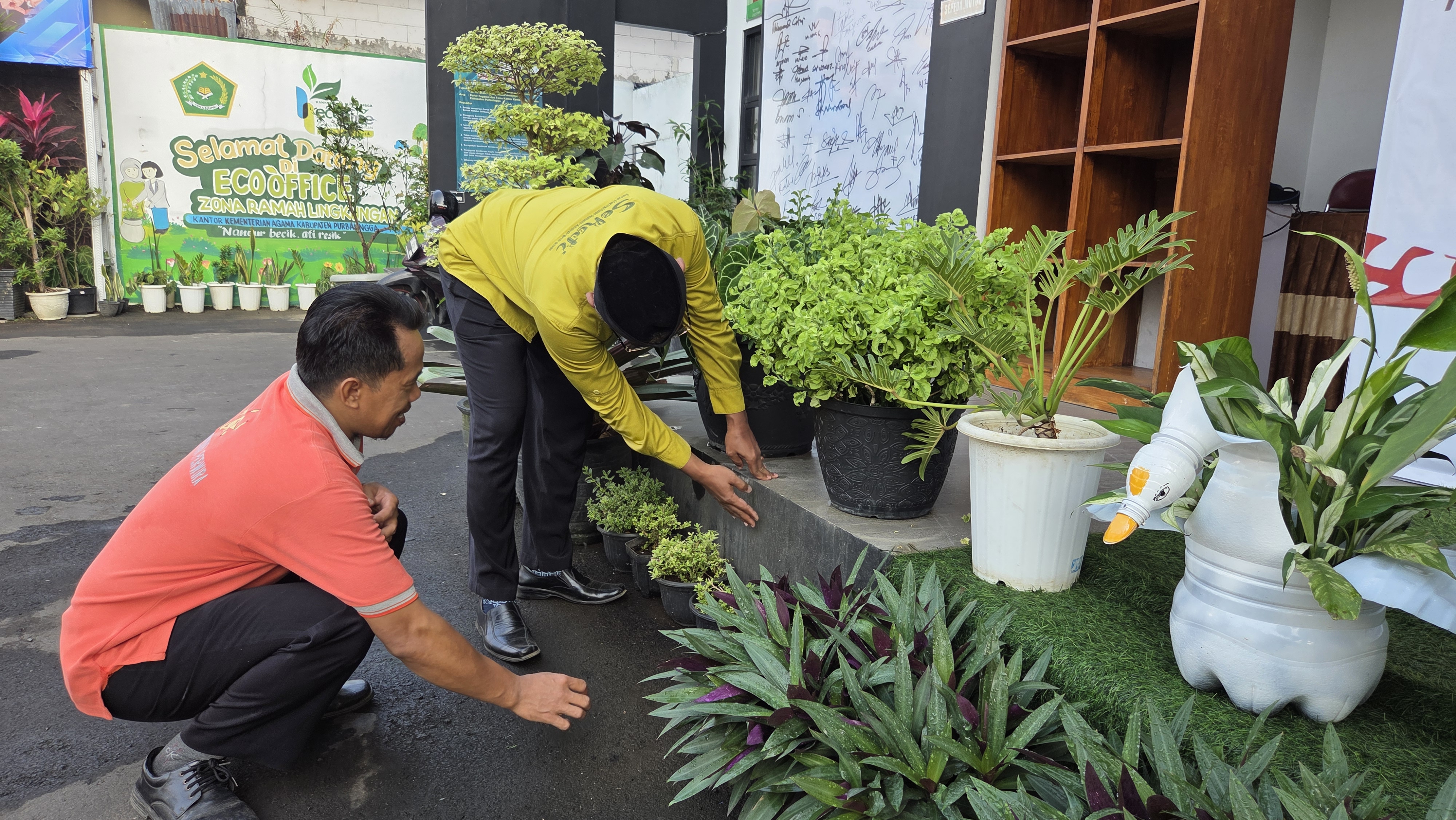Petugas Pelayanan Terpadu Satu Pintu (PTSP) Kantor Kementerian Agama Kabupaten Purbalingga mengikuti briefing pagi bersama Kasi Bimas Islam, Moh. Nur Hidayat, Kamis (16/7/2026).