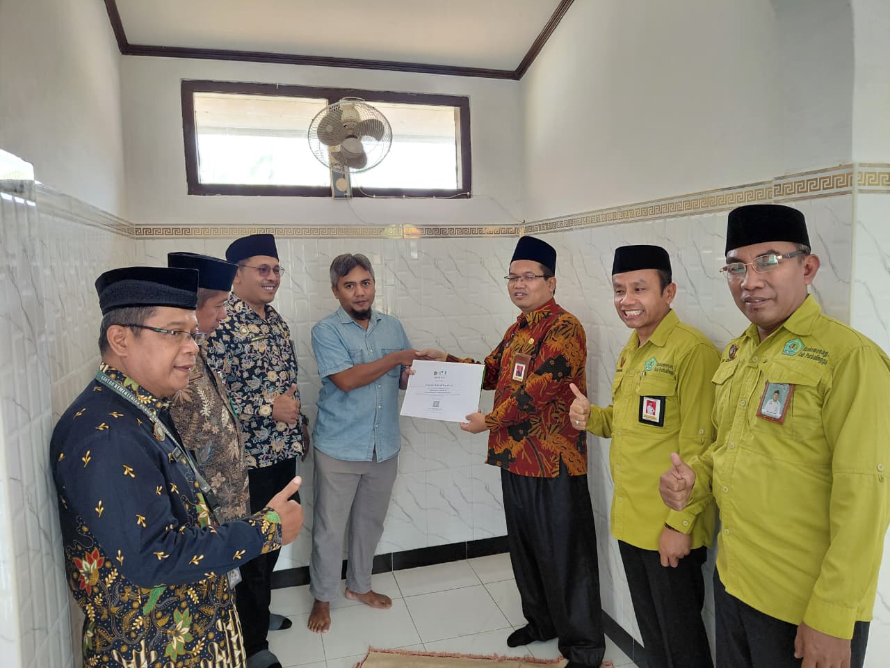 Gerakan Indonesia Berkiblat, Kankemenag Purbalingga Pasang Stiker dan Serahkan Sertifikat Rashdul Qiblat di Tiga Lokasi Tempat Ibadah