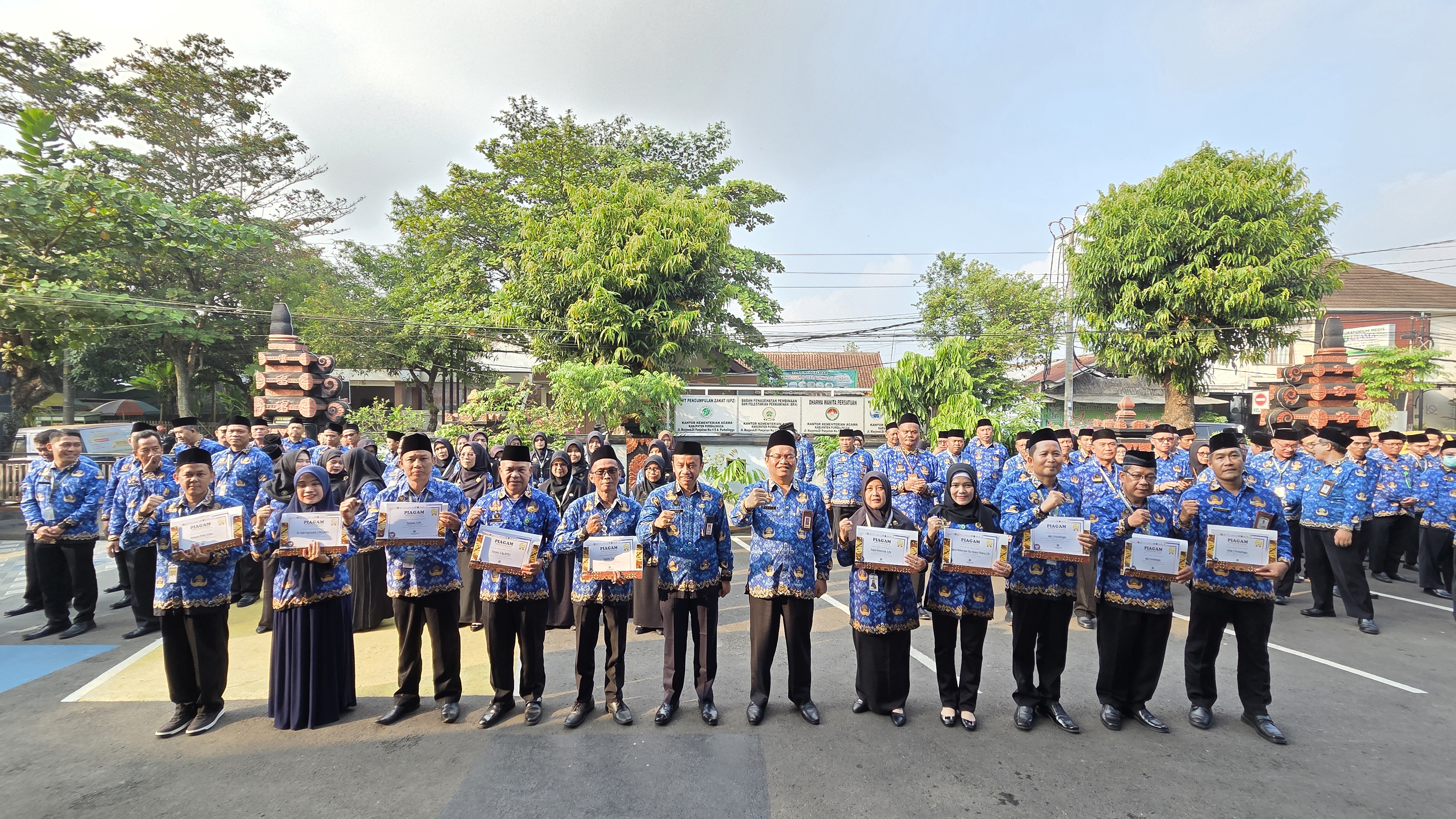 Kantor Kementerian Agama Kabupaten Purbalingga memberikan penghargaan kepada ASN serta satuan kerja berprestasi pada Apel Penghormatan Bendera