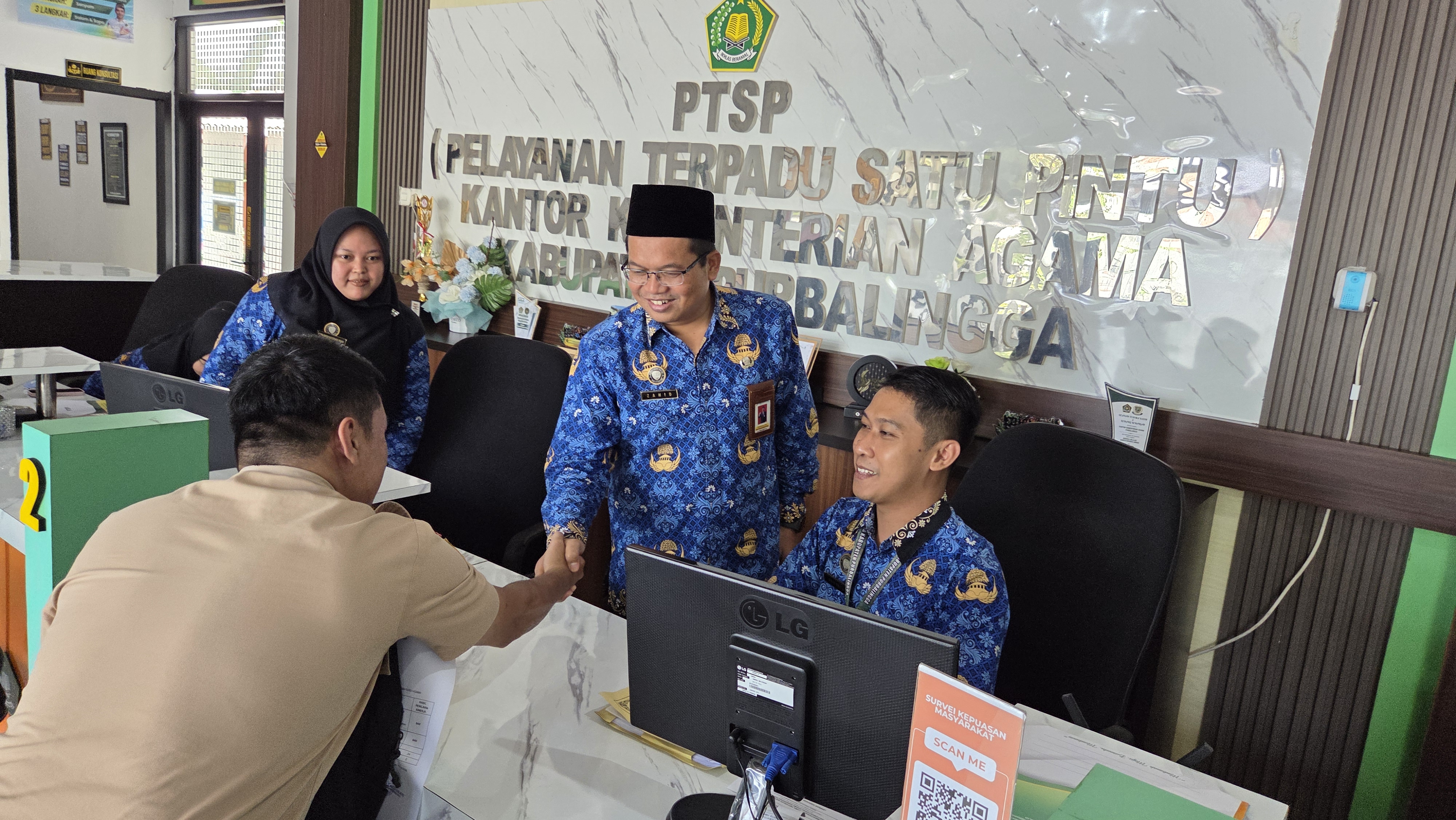 Kepala Kantor Kementerian Agama Kabupaten Purbalingga, Zahid Khasani, melakukan pemantauan pelayanan di Pelayanan Terpadu Satu Pintu (PTSP) dengan menyapa langsung masyarakat yang sedang mengakses layanan sekaligus meninjau kebersihan area pelayanan, Jumat (17/7/2026).