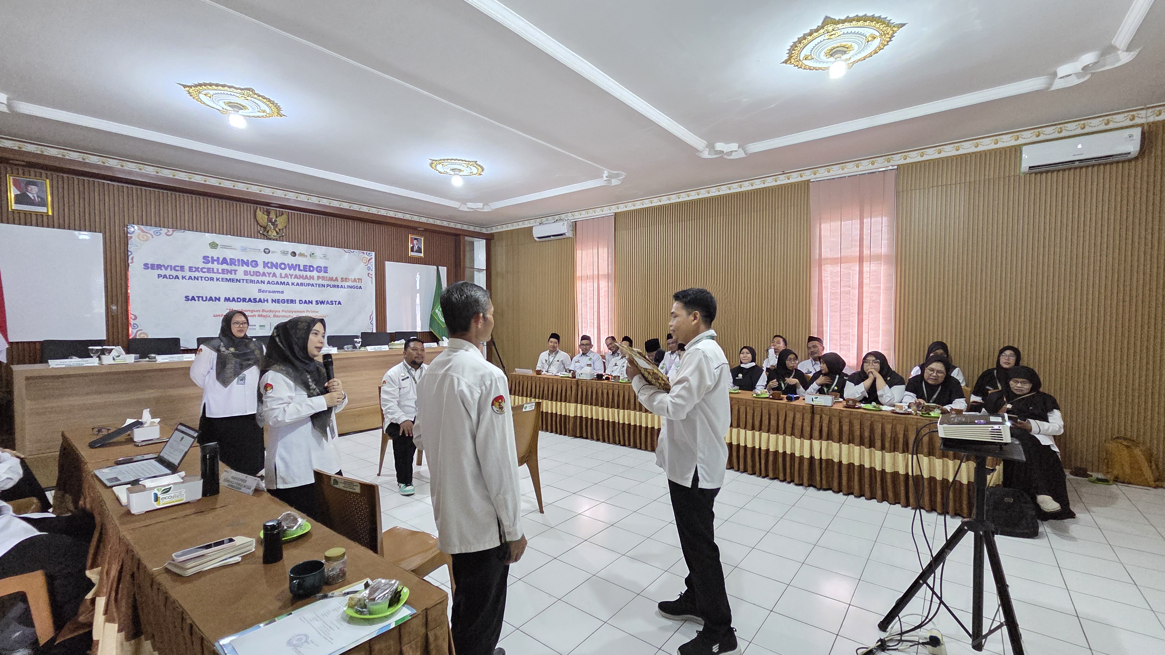 Petugas FO PTSP Kankemenag Purbalingga Berbagi Praktik Service Excellent Budaya Pelayanan Prima Sehati kepada Madrasah Negeri dan Swasta