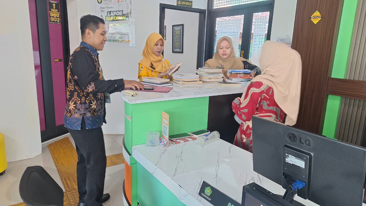 Briefing Pagi Petugas PTSP, Analis SDMA Yuyu Ajak Petugas Hadirkan Layanan yang Bersih, Sigap, dan Humanis